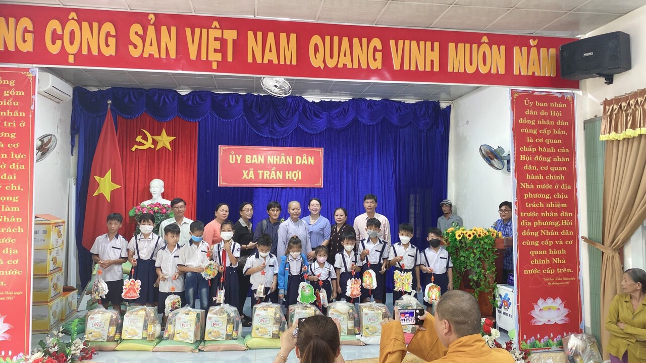Cà Mau: Chùa Vạn Hạnh (Bạc Liêu) trao tặng 100 phần quà cho gia đình nghèo cùng các em thiếu nhi nhân mùa Tết Trung thu