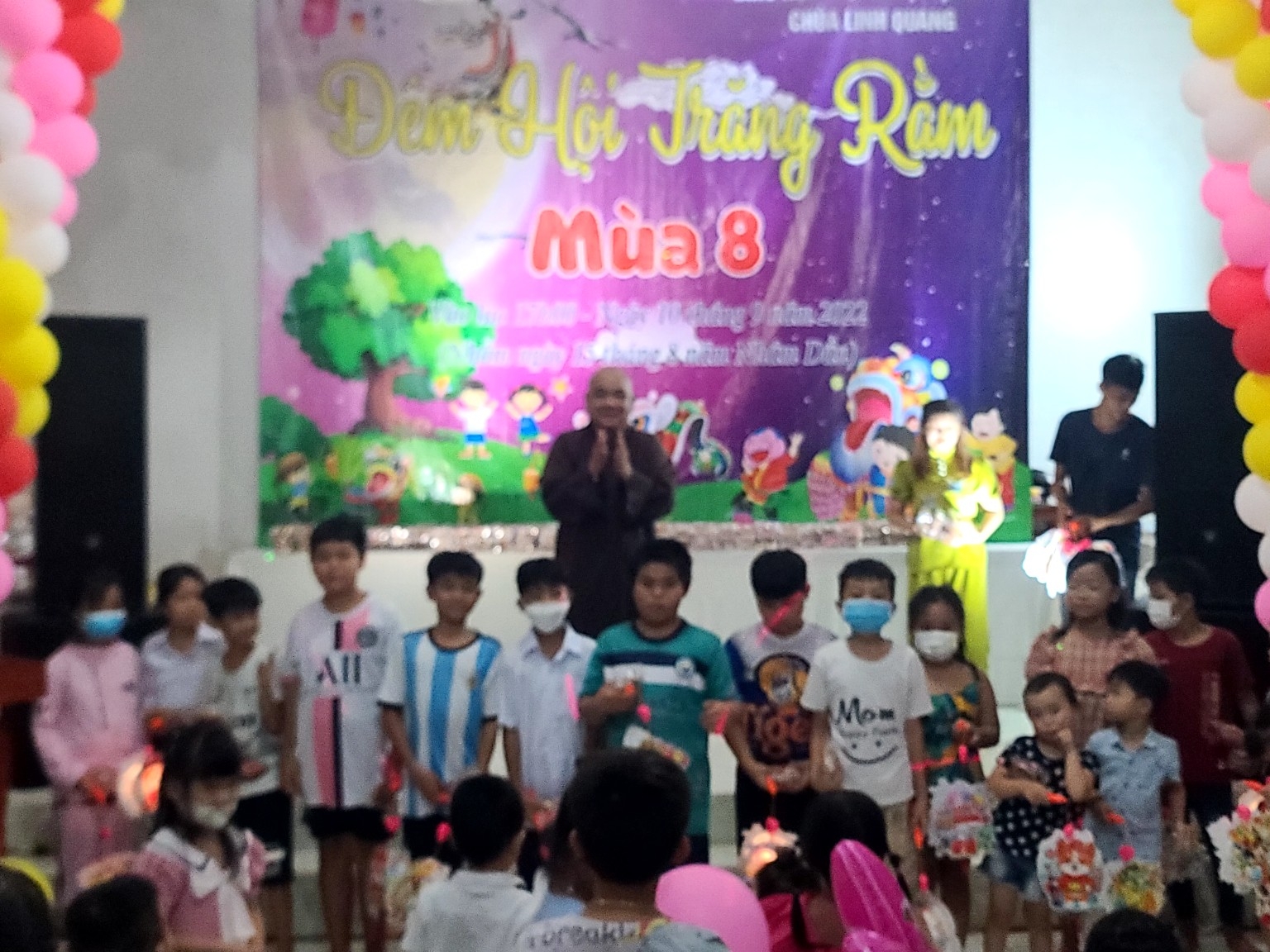 Bến Tre: Chùa Linh Quang tổ chức trung thu phát 400 phần quà