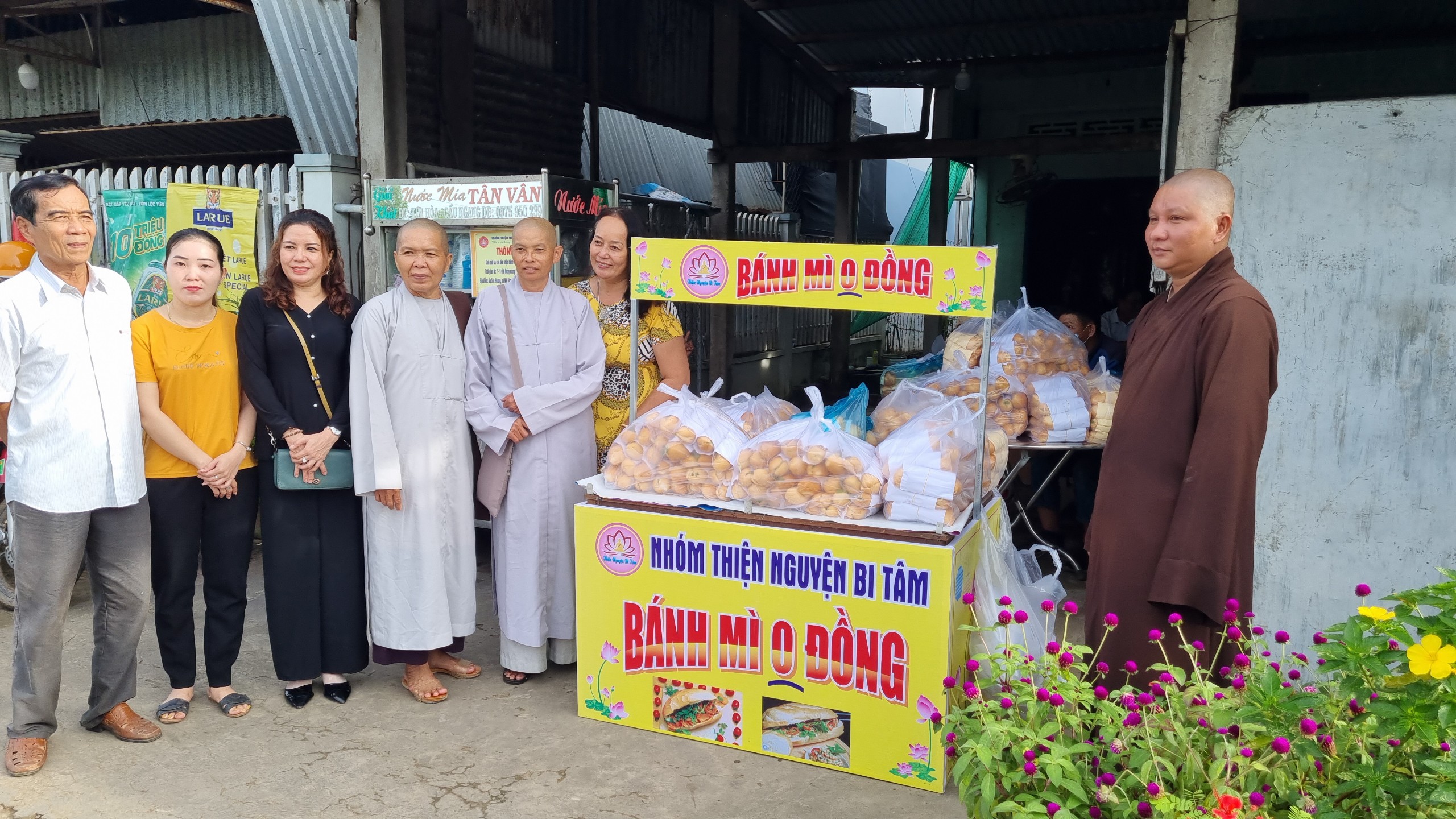 Trà Vinh: Nhóm thiện nguyện Bi Tâm trao tặng bánh mì 0 đồng cho bà con có hoàn cảnh khó khăn tại huyện Cầu Ngang