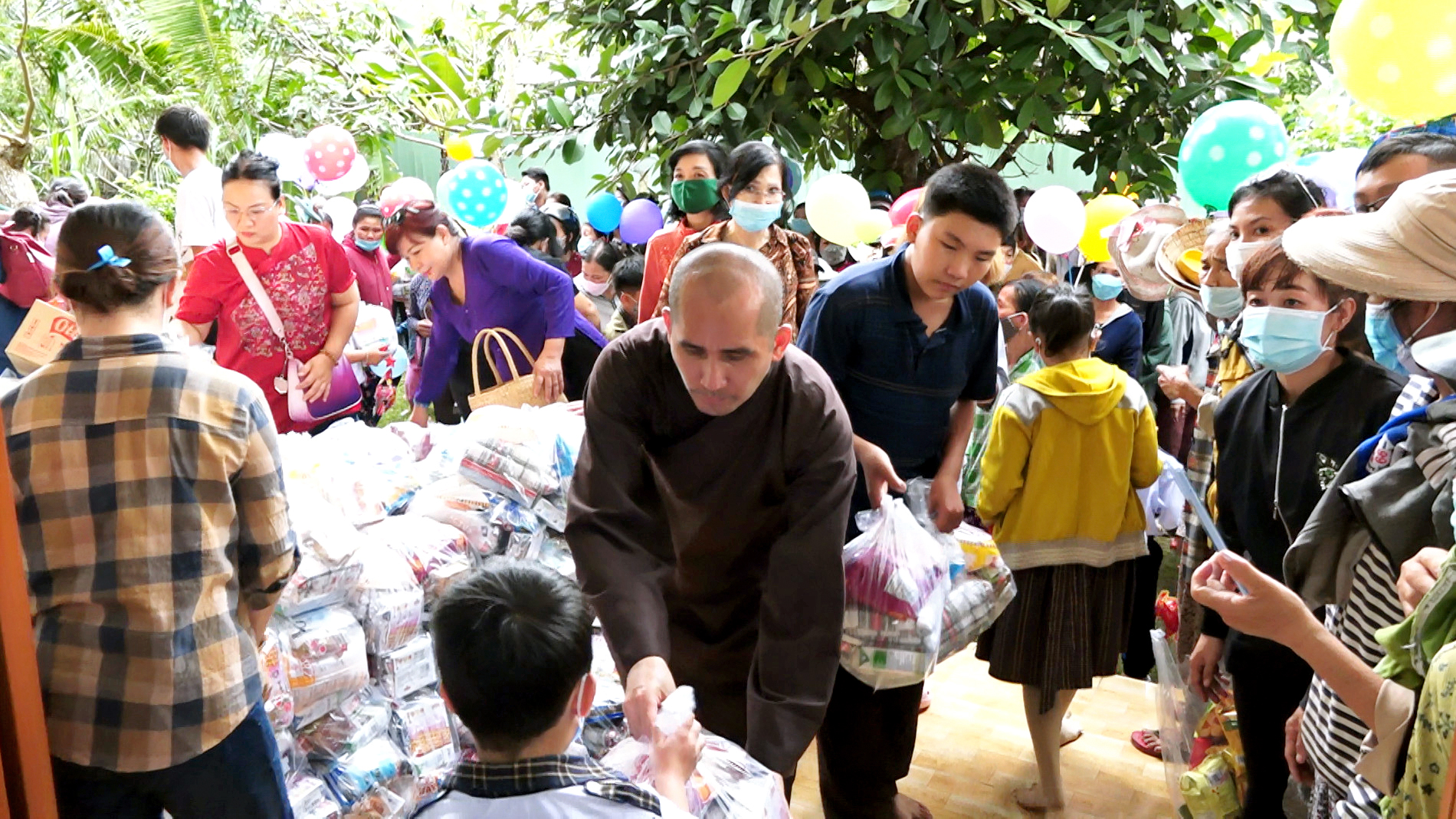 Bến Tre: Chùa Hưng Phước phát quà Trung thu cho thiếu niên, nhi đồng