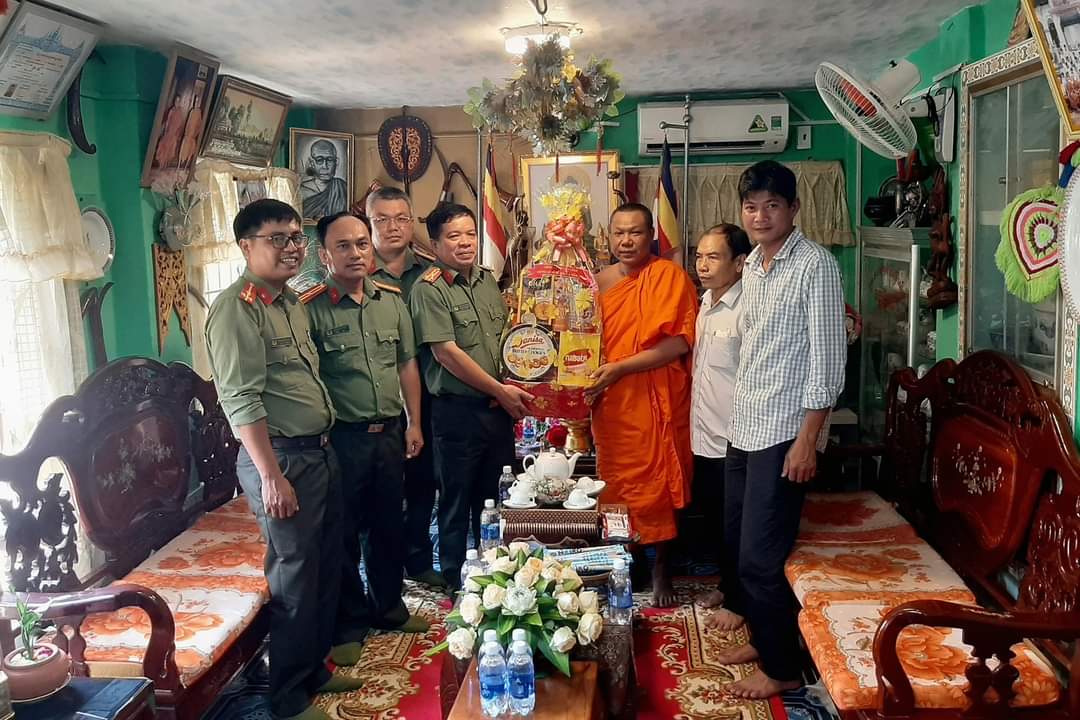 Trà Vinh: Công an thành phố thăm, tặng quà các chùa Phật giáo Nam tông Khmer nhân lễ Sêne Đôlta