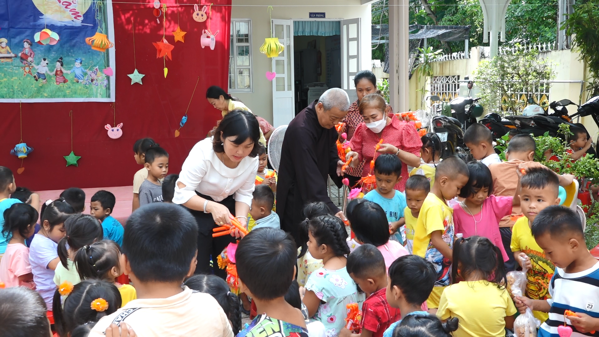 Trà Vinh: Hòa thượng Thích Trí Minh trao tặng 500 phần quà Trung thu cho các em thiếu nhi tại các điểm trường mầm non trên địa bàn thành phố.