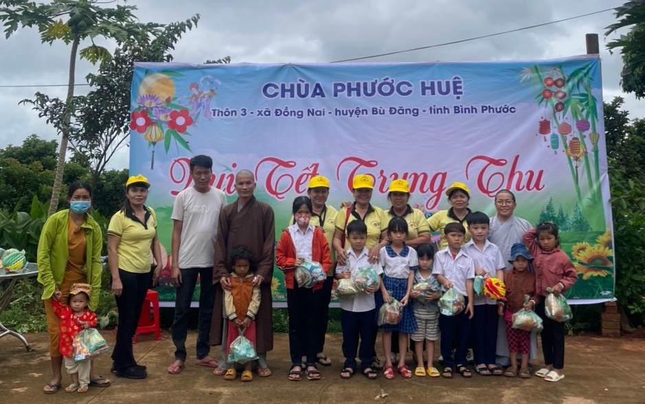 Bình Phước: Chùa Pháp Huyền trao tặng 300 phần quà trung thu tại huyện Bù Đăng