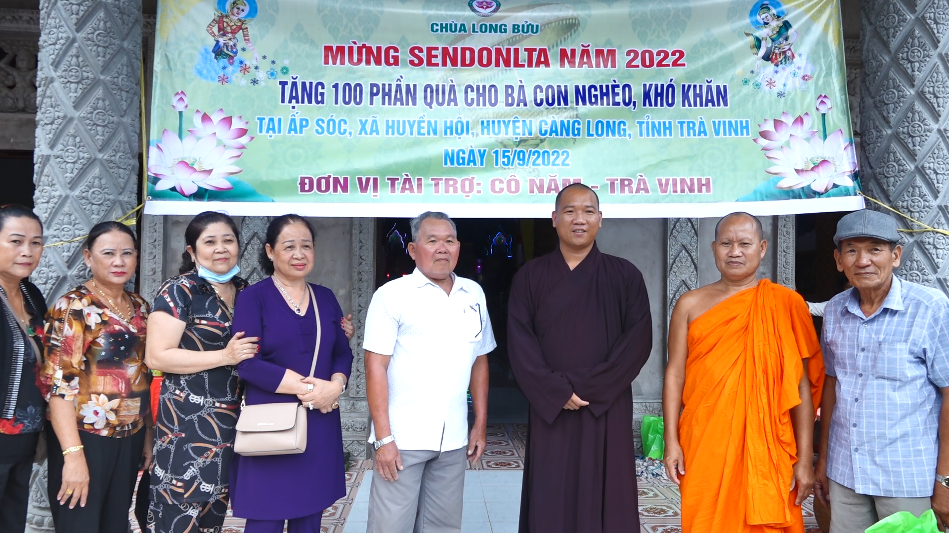 Trà Vinh: Chùa Long Bửu trao tặng 100 phần quà cho bà con có hoàn cảnh khó khăn nhân lễ Sen Đôn-ta.