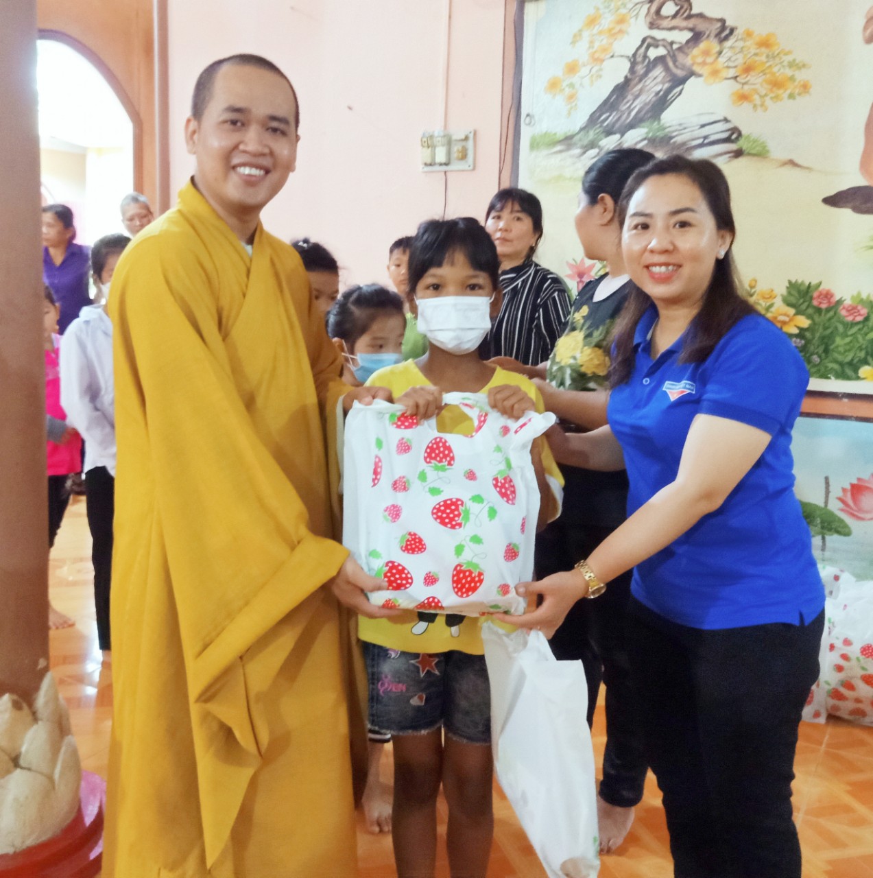 Trà Vinh: Chùa Vạn Hòa tổ chức phát 500 phần quà tết Trug thu cho các em thiếu nhi.