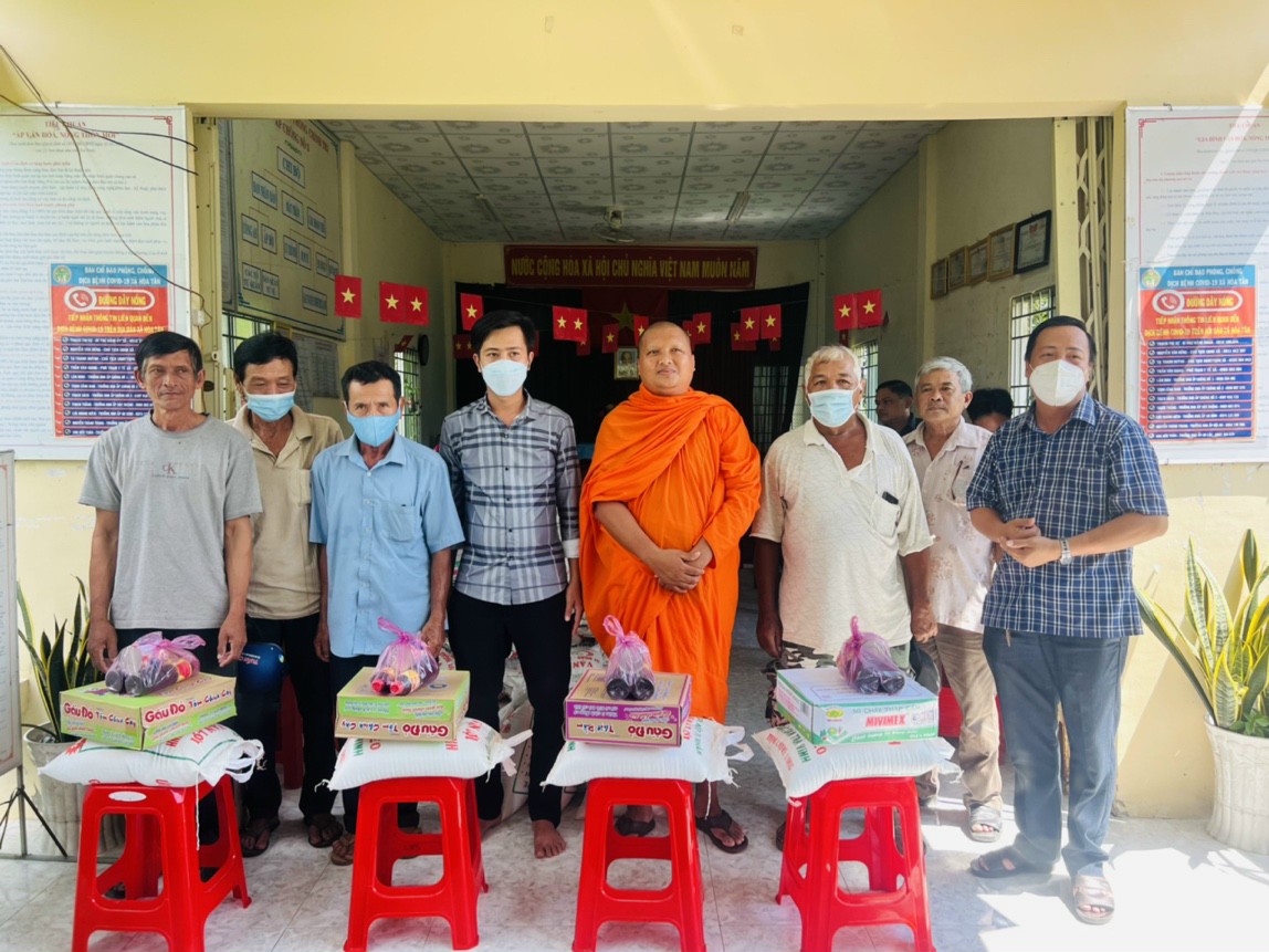 Trà Vinh: Chùa Prơm tặng quà cho hộ nghèo nhân Lễ Quốc Khánh 2/9