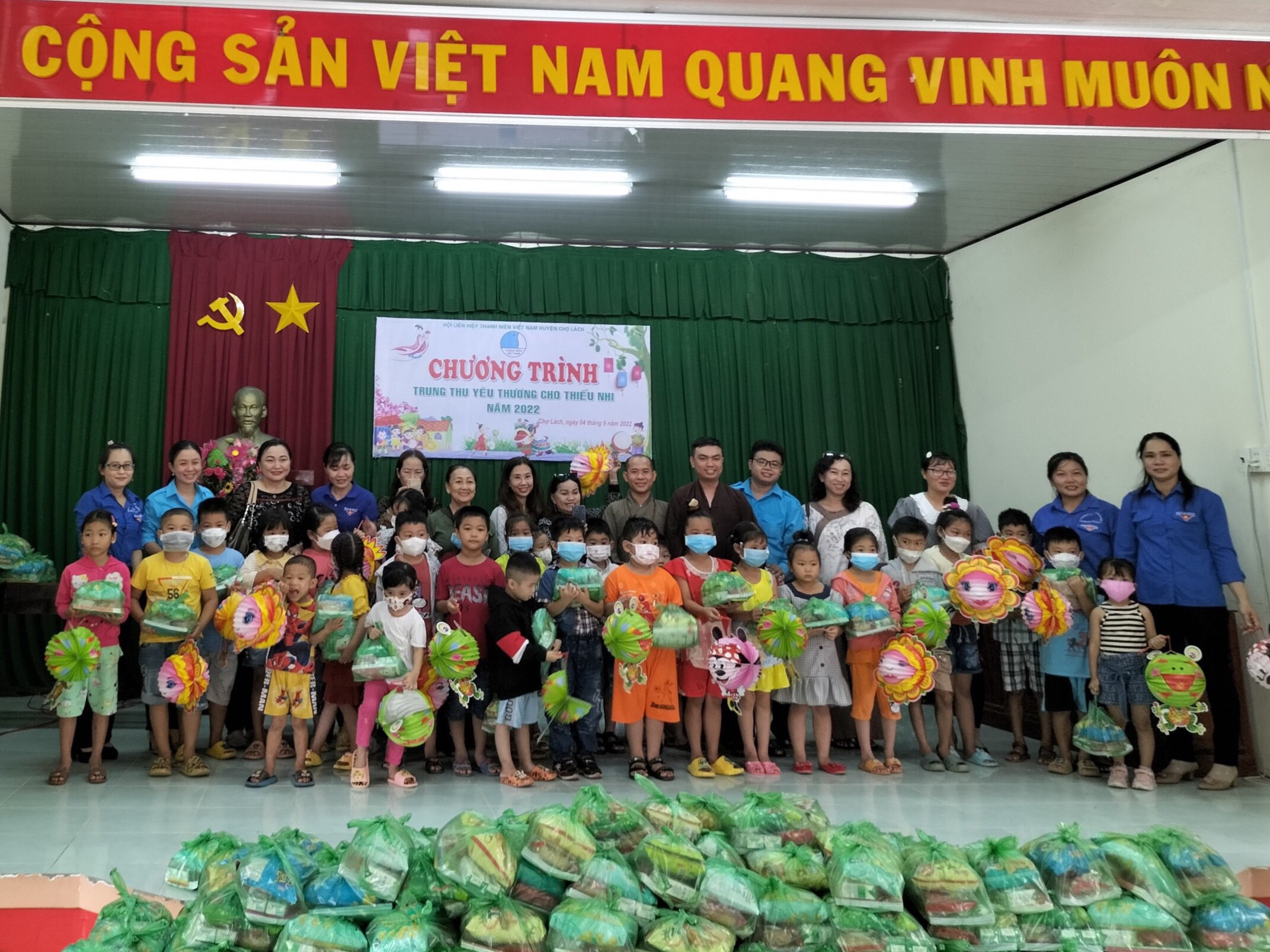 Bến Tre: Chùa Vạn Đức hỗ trợ chương trình “Trung thu yêu thương” tặng quà các em thiếu nhi nhân dịp Tết Trung thu