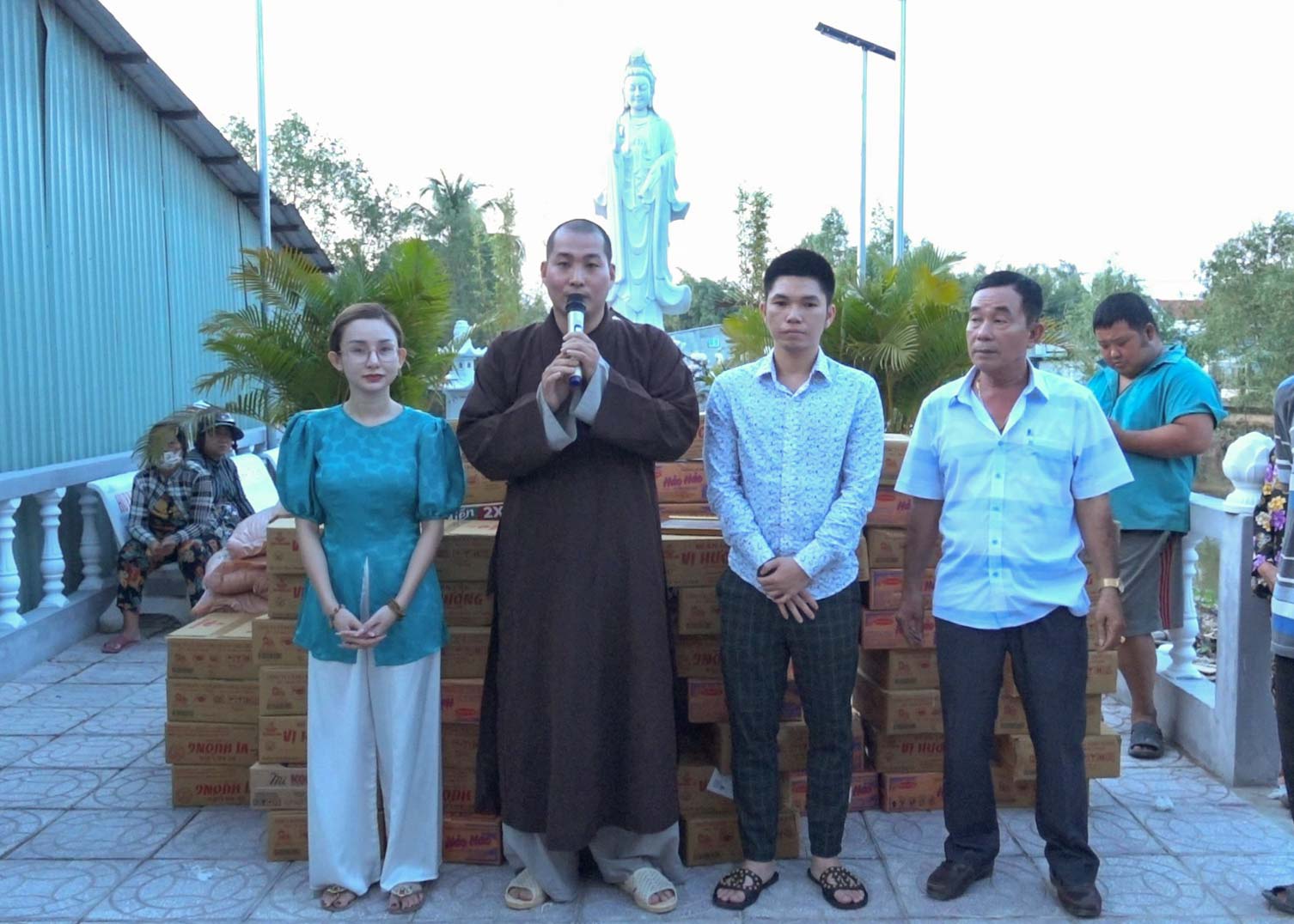 Hậu Giang: Chùa Ngọc Thiên cùng Công ty TNHH mỹ phẩm S.O.N Group tặng quà cho bà con có hoàn cảnh khó khăn