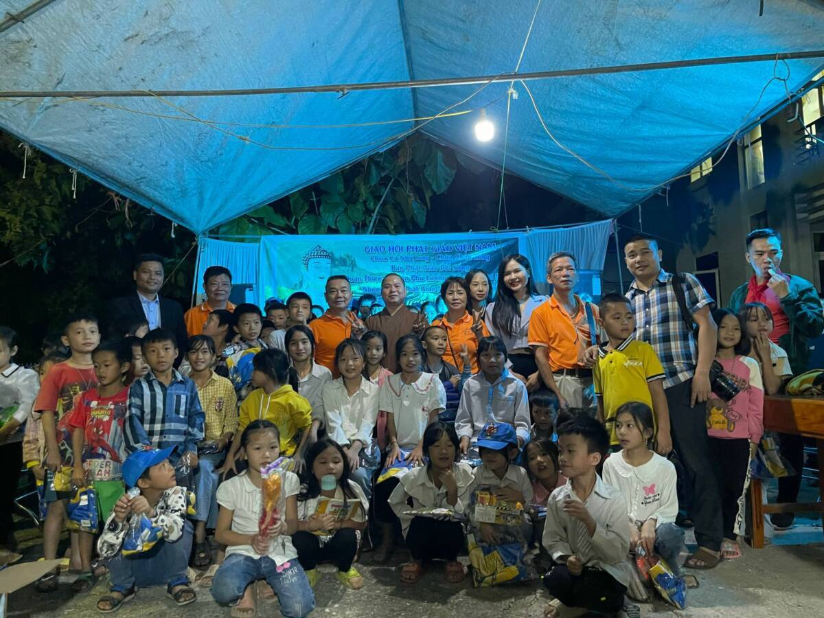 Sơn La: Tặng quà hỗ trợ cho trẻ em vùng cao tại huyện Phù Yên