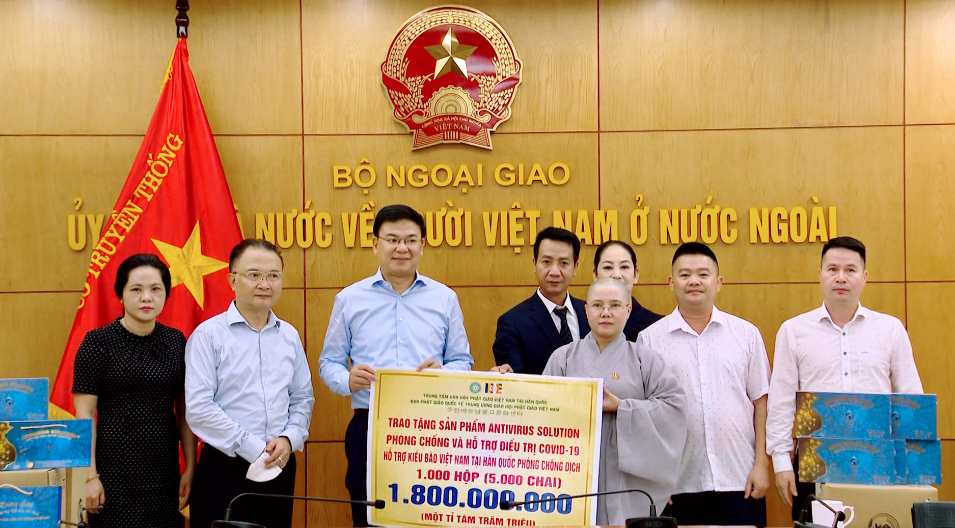 Hà Nội: Phật giáo Việt Nam tại Hàn Quốc trao tặng thuốc hỗ trợ điều trị hậu COVID-19 cho kiều bào thông qua Ủy ban người Việt Nam tại nước ngoài