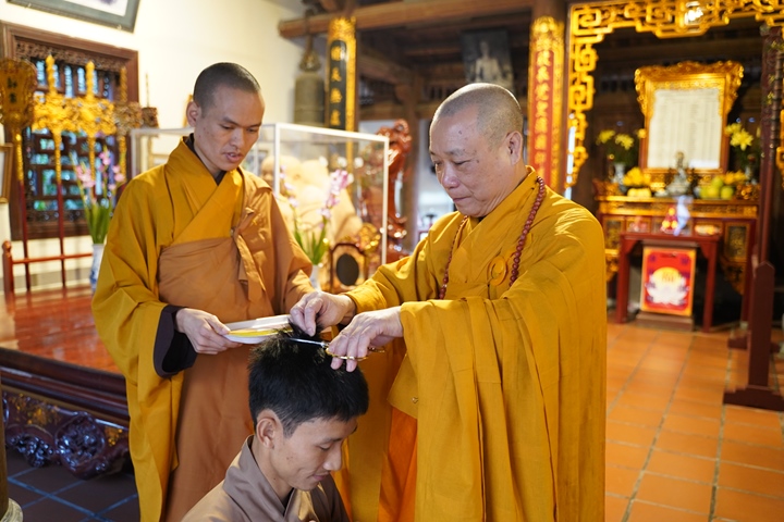 Hà Nội: Lễ thế phát xuất gia cho 2 thanh niên Phật tử tại chùa Bằng