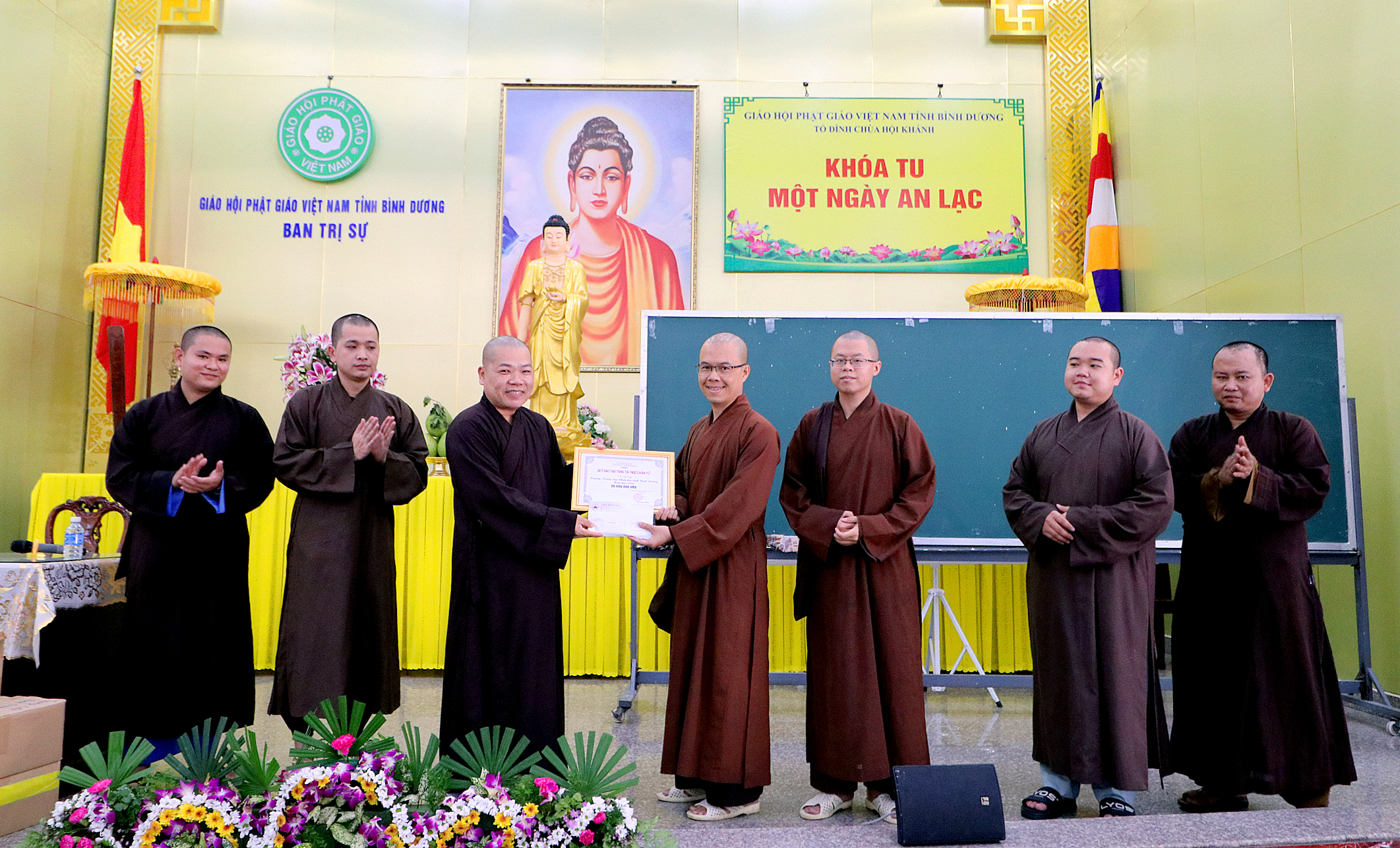Bình Dương: Chùa Hoằng Pháp trao tặng học bổng đến Trường Trung cấp Phật học tỉnh
