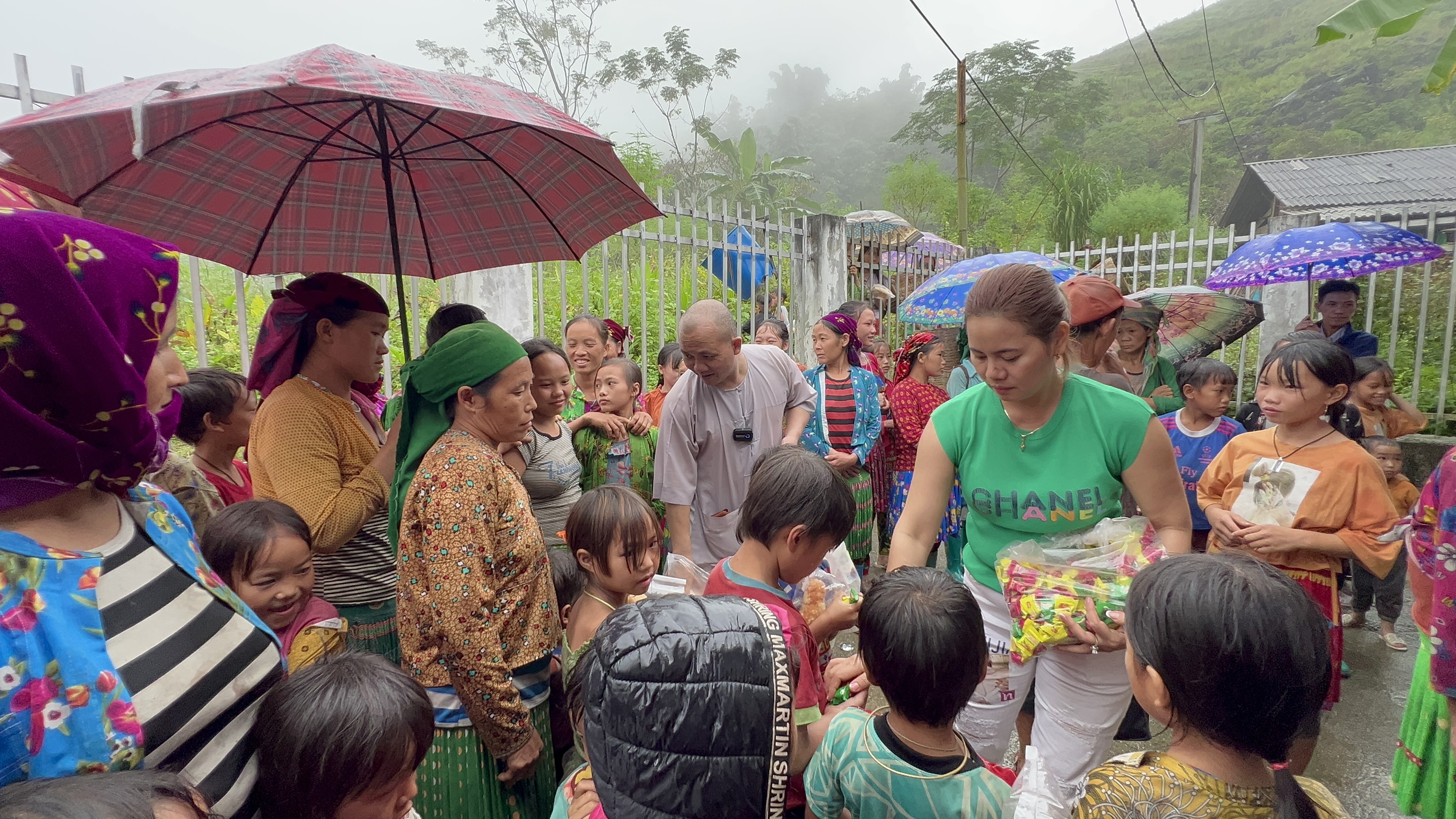 Hà Giang: Ban TTXH Phật giáo huyện Bình Chánh phát quà cho đồng bào dân tộc thiểu số H’Mông và khảo sát xây dựng cầu nông tại xã Du Già