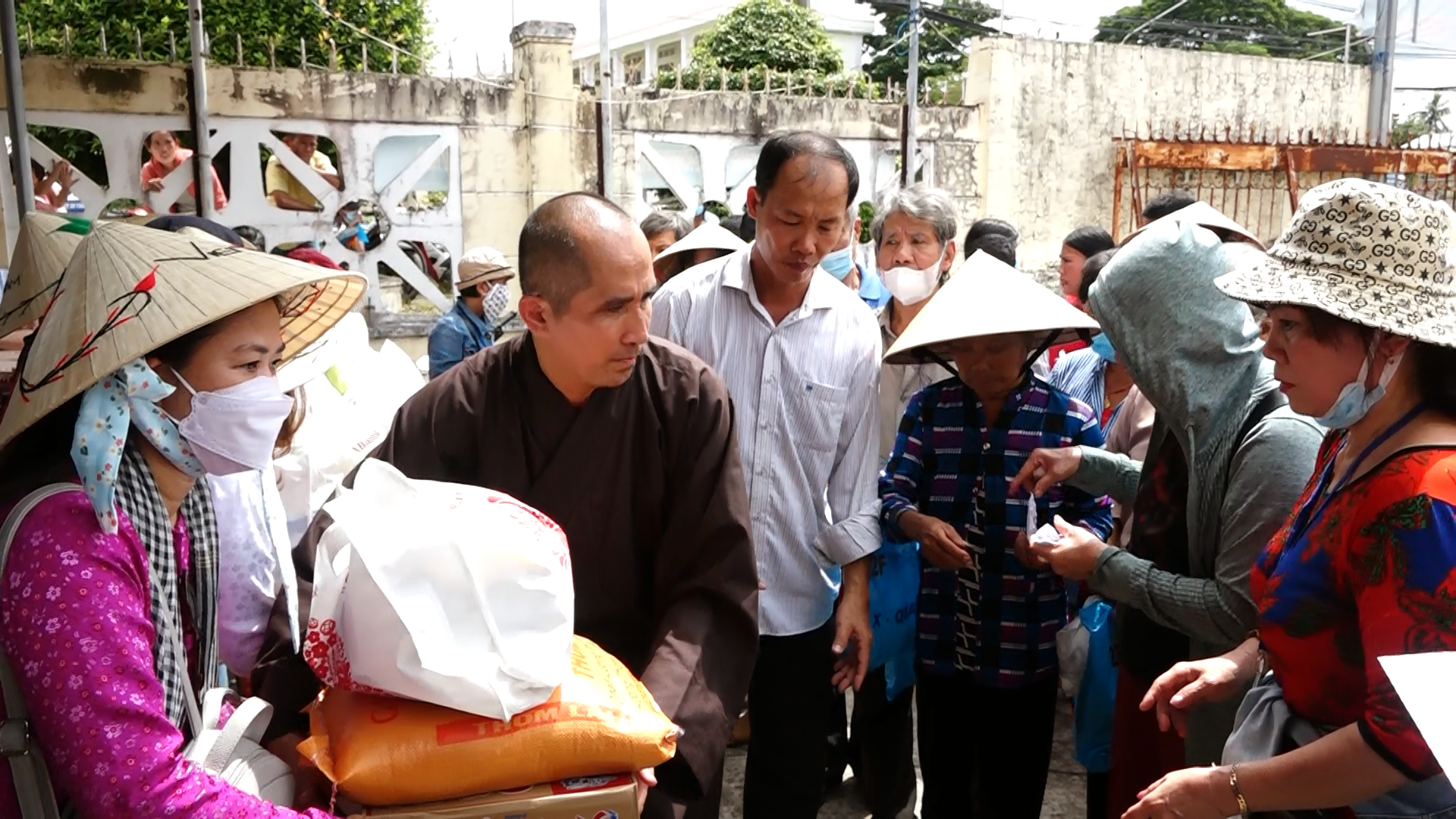 Trà Vinh: Chùa Hưng Phước trao 300 phần quà cho bà con và khám bệnh phát thuốc