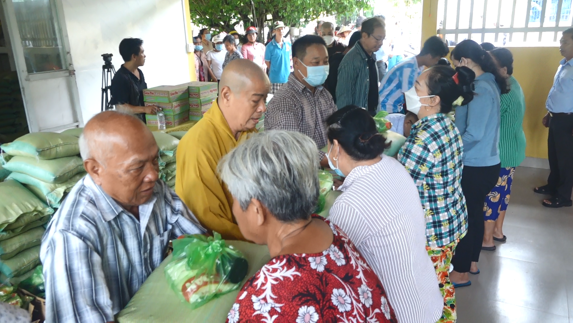 Trà Vinh: Chùa Phước Tường trao tặng quà cho bà con có hoàn cảnh khó khăn
