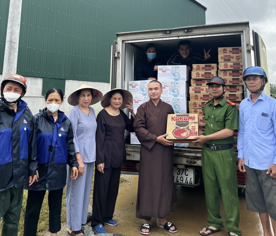 Nghệ An: Chùa An Thái sẻ chia với bà con nhân dân vùng lũ tại xã quỳnh Quỳnh Diện