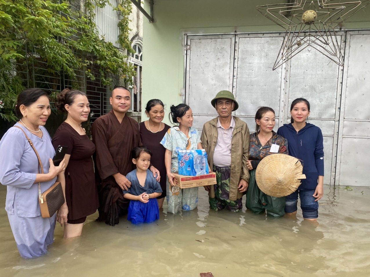 Nghệ An: Chùa An Thái tổ chức đến thăm hỏi, động viên cứu trợ bà con vùng mưa lũ tại xã Quỳnh Lưu