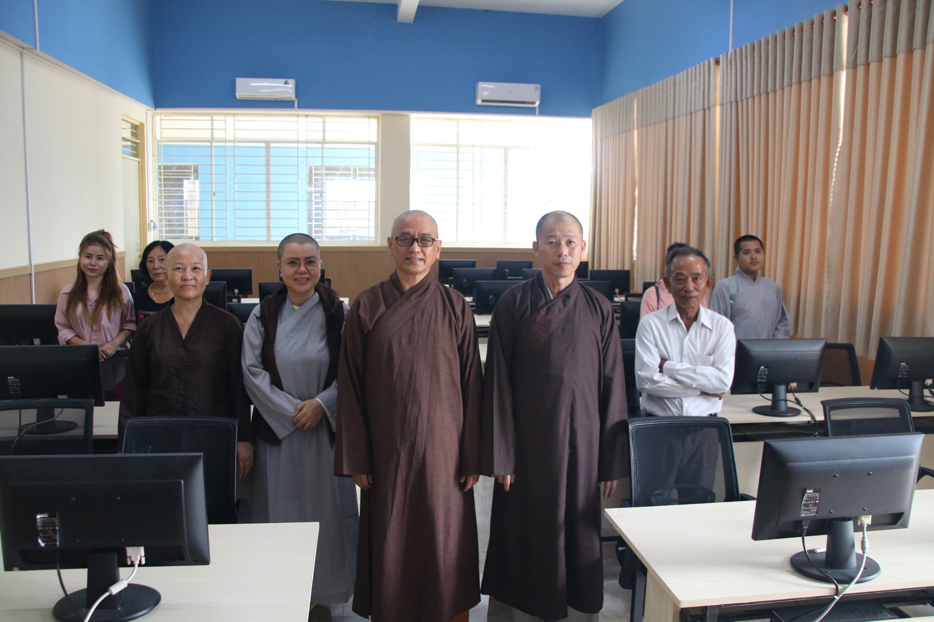 Kiên Giang: SC. Thích Nữ Huệ Thiện kết hợp cùng trường Mái ấm tình thương huyện Hóc Môn đến thăm và cúng dường tại trường Trung cấp Phật học