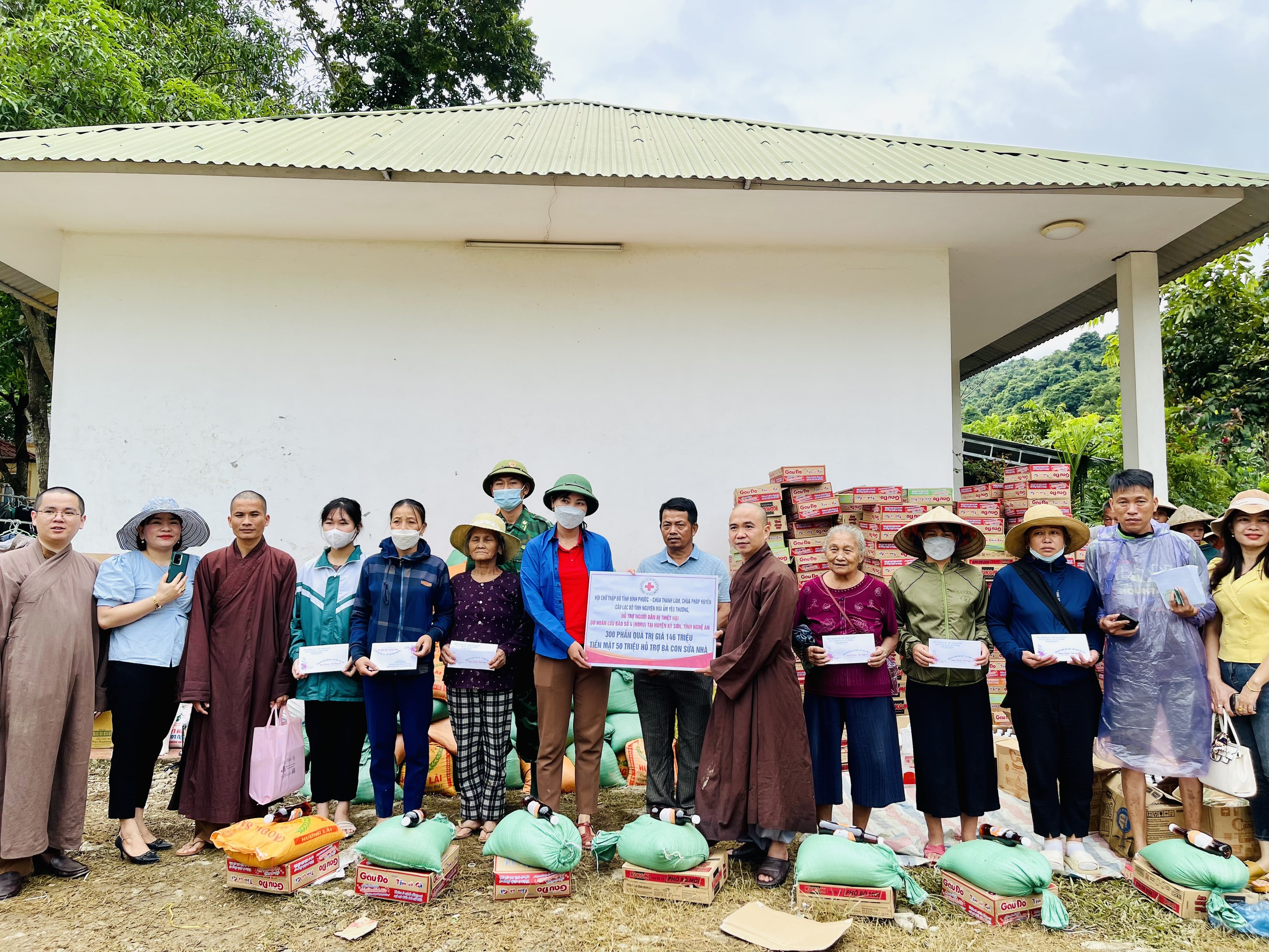 Nghệ An: Phật giáo (Bình Phước) hỗ trợ khó khăn cho bà con bị ảnh hưởng bởi cơn bão số 4
