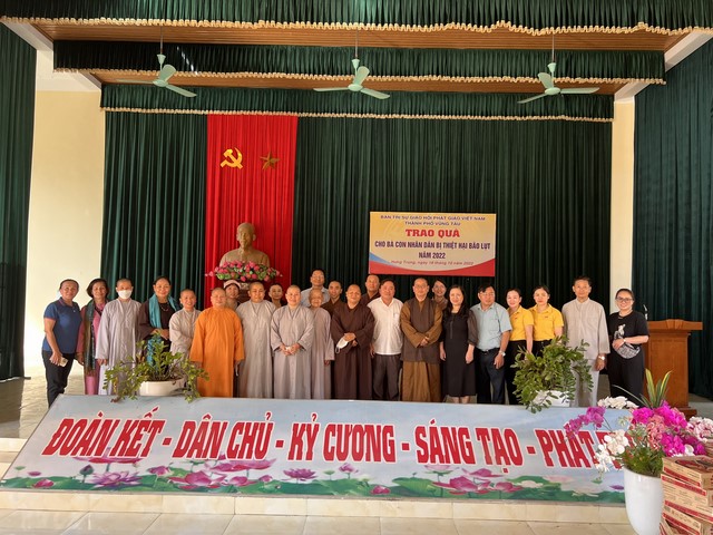 Đoàn từ thiện Phật giáo TP.Vũng Tàu cứu trợ đồng bào miền Trung đợt 2