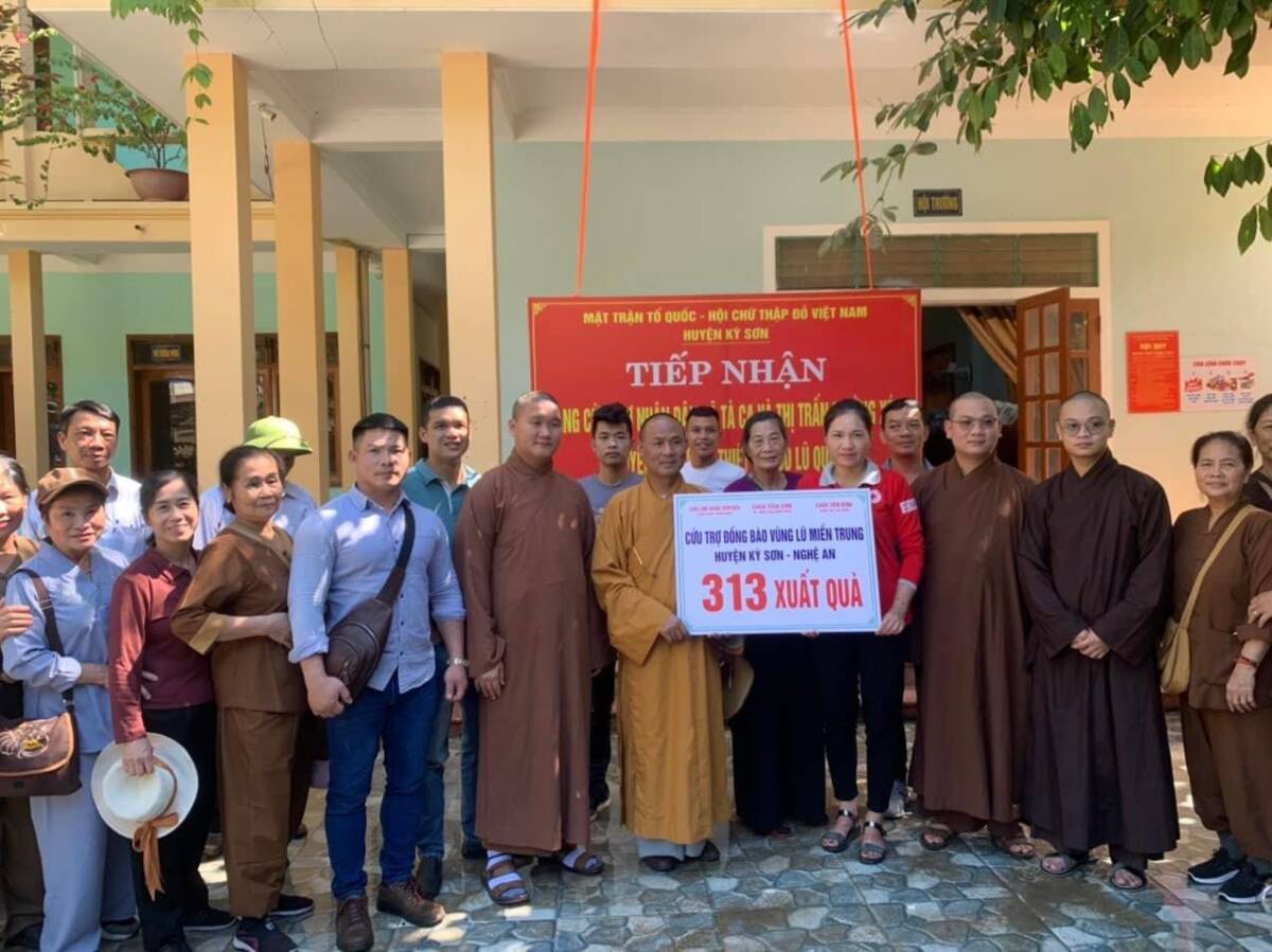 Vĩnh Phúc: Trao tặng 350 suất quà đến bà con vùng lũ huyện Kỳ Sơn