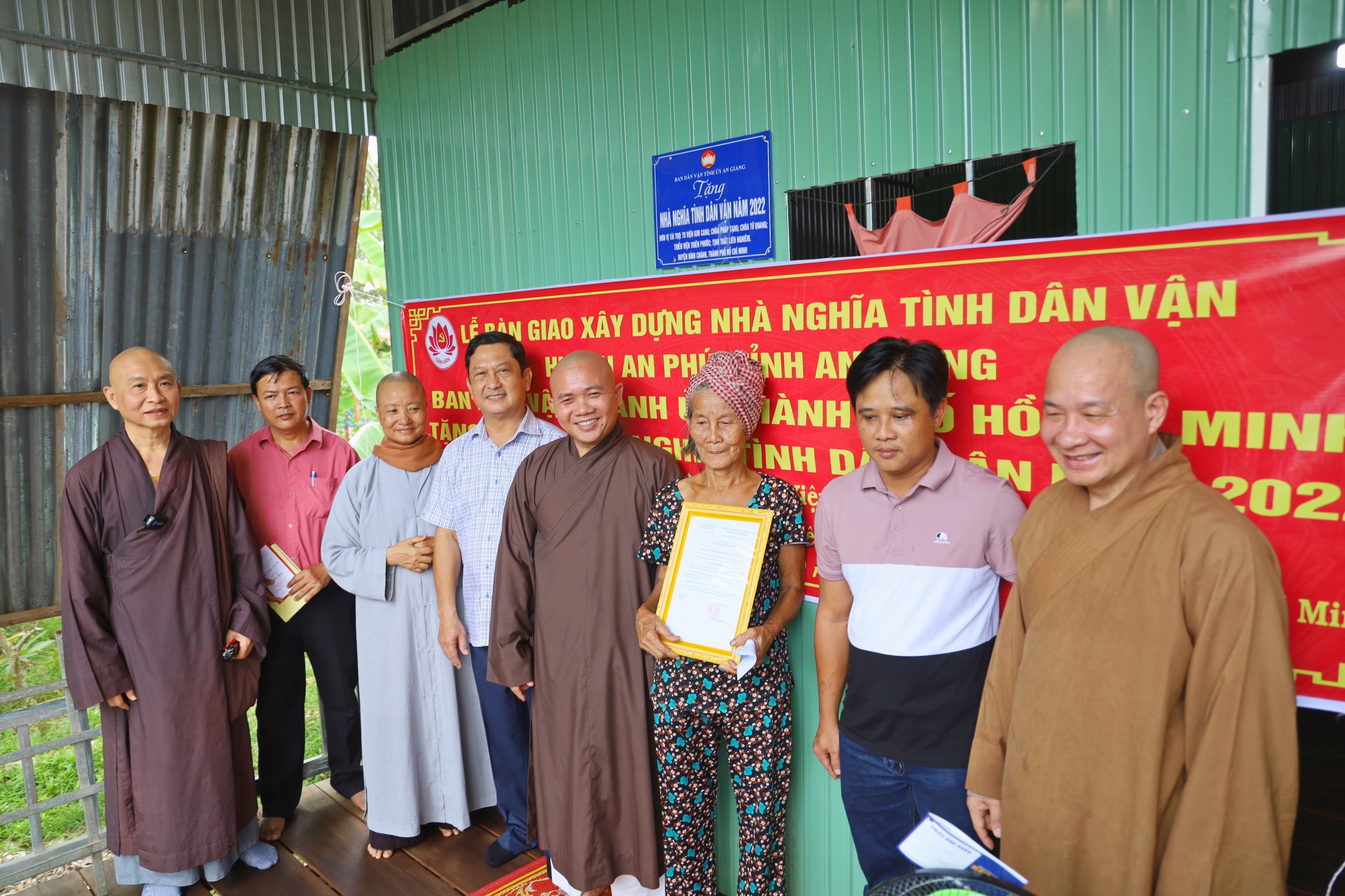 An Giang: Ban TTXH PG huyện Bình Chánh phát quà cho bà con nghèo và trao 6 căn nhà nghĩa tình tại huyện An Phú
