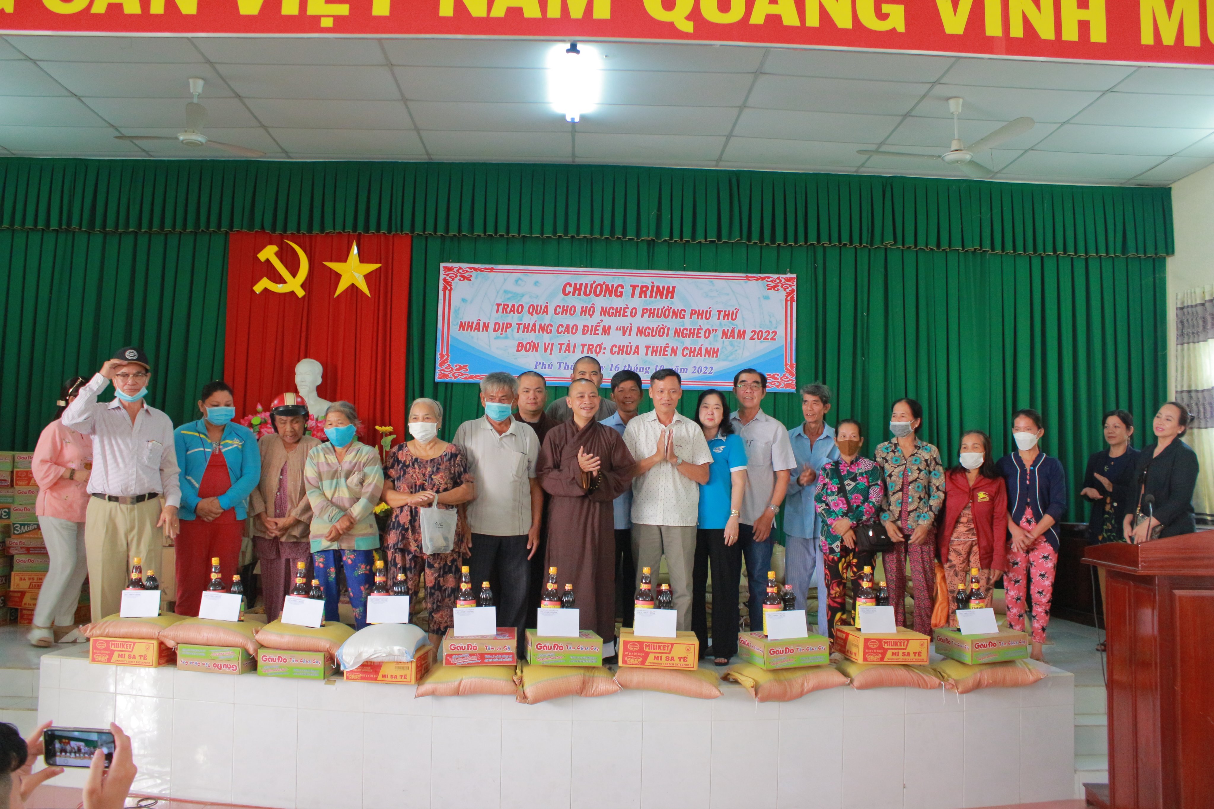 Cần Thơ: Chùa Thiên Chánh và chùa Pháp Huyền (TP.HCM) trao tặng 200 phần quà cho bà con tại huyện Cái Răng