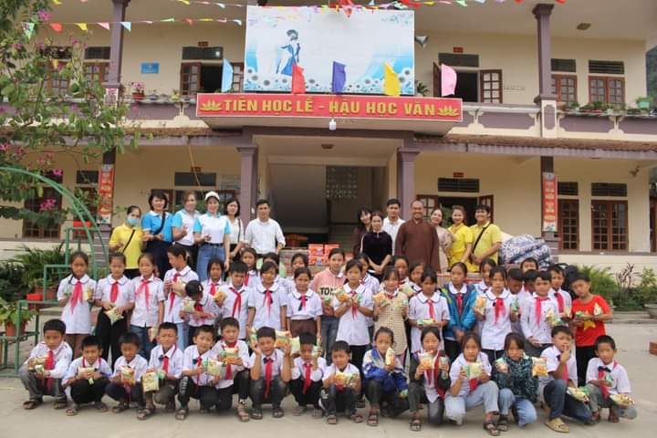 Nghệ An: Phật giáo tỉnh thăm, tặng quà cho các em học sinh bị ảnh hưởng bởi lũ tại huyện Kỳ Sơn