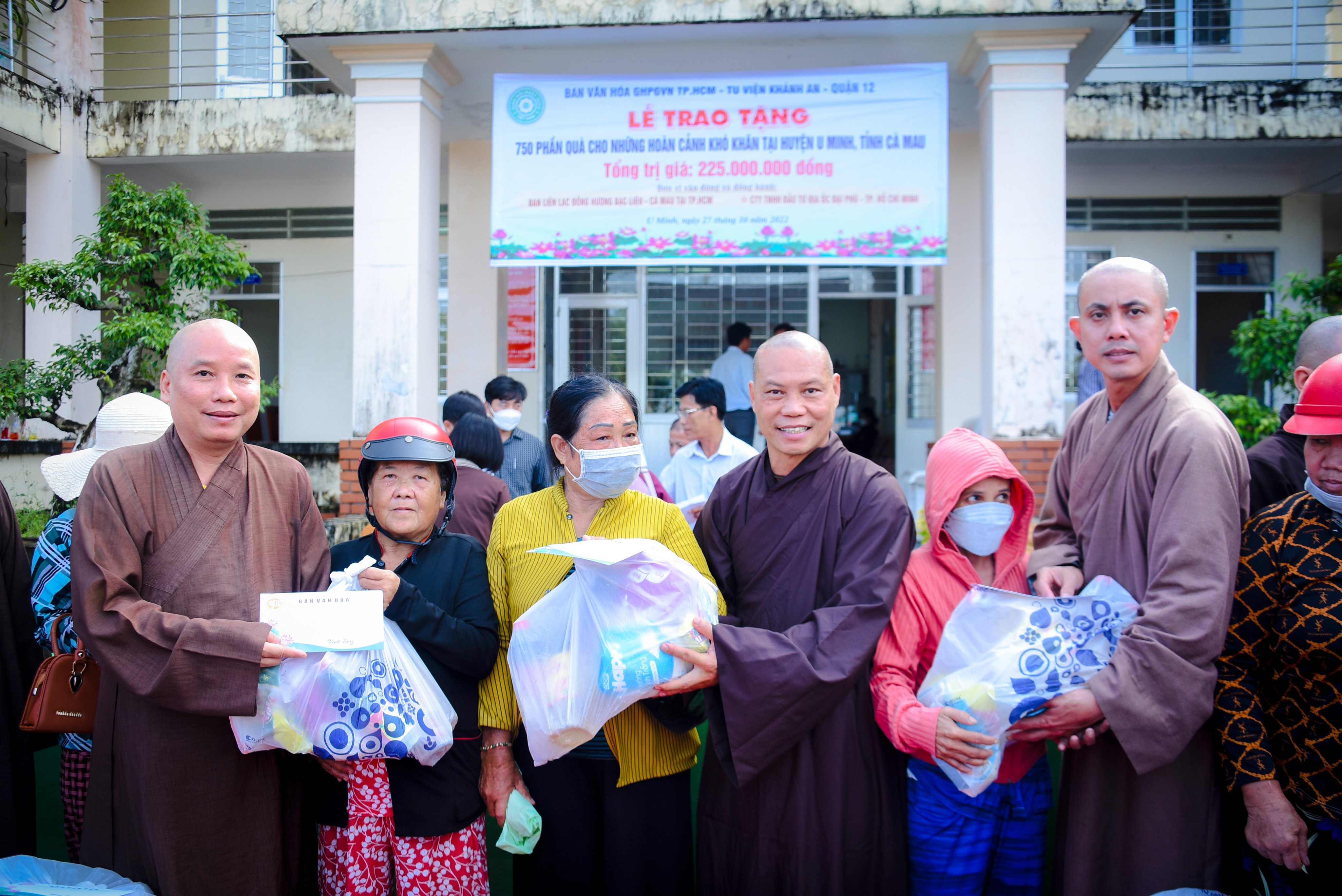 Cà Mau: Ban Văn hóa GHPGVN (TP.HCM) và Tu viện Khánh An trao tặng 1.500 phần quà cho bà con khó khăn