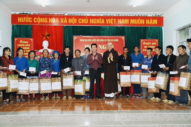 Hà Giang: 300 suất quà được trao đến các gia đình chính sách và hoàn cảnh khó khăn
