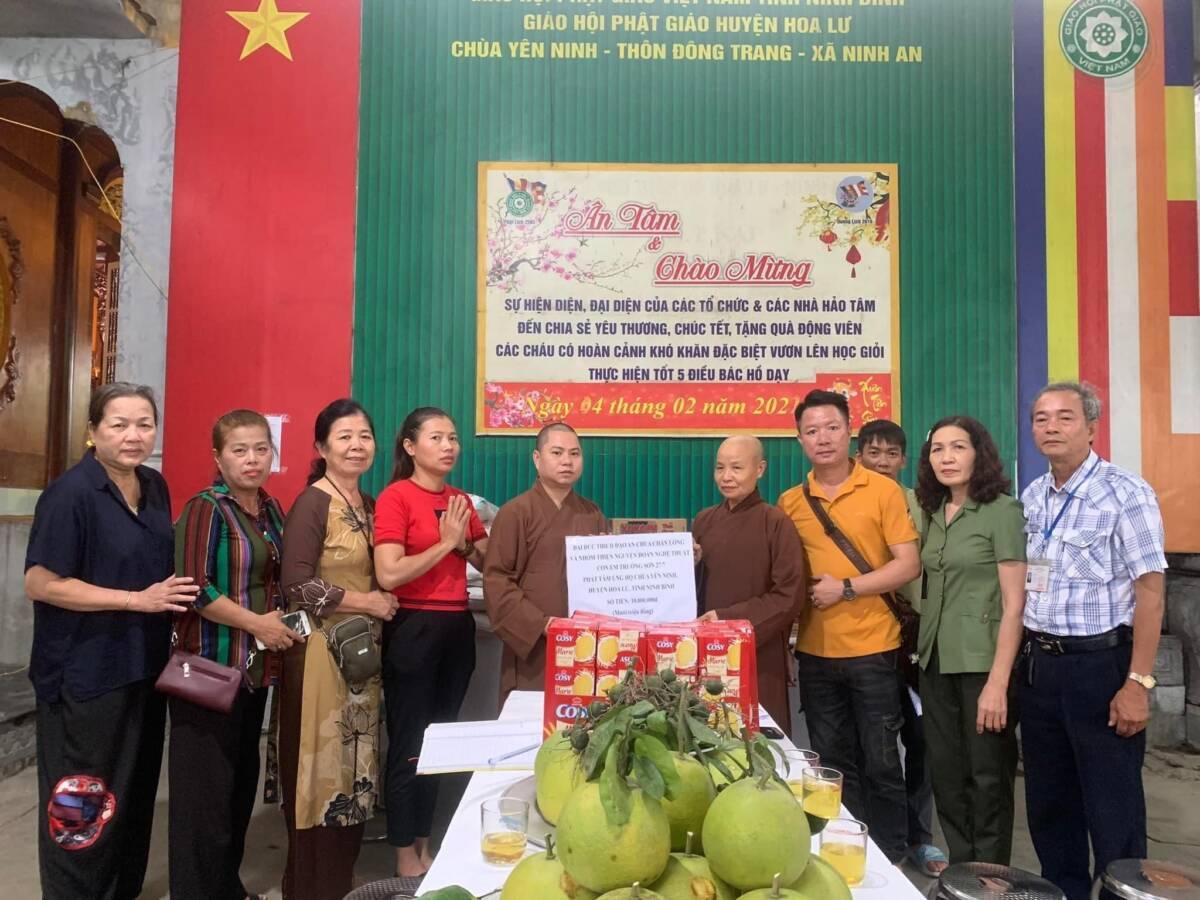 Ninh Bình: Tặng quà cho Ni Sư Diệu Nhân người đang nuôi dưỡng hơn 200 trẻ mồ côi và khuyết tật