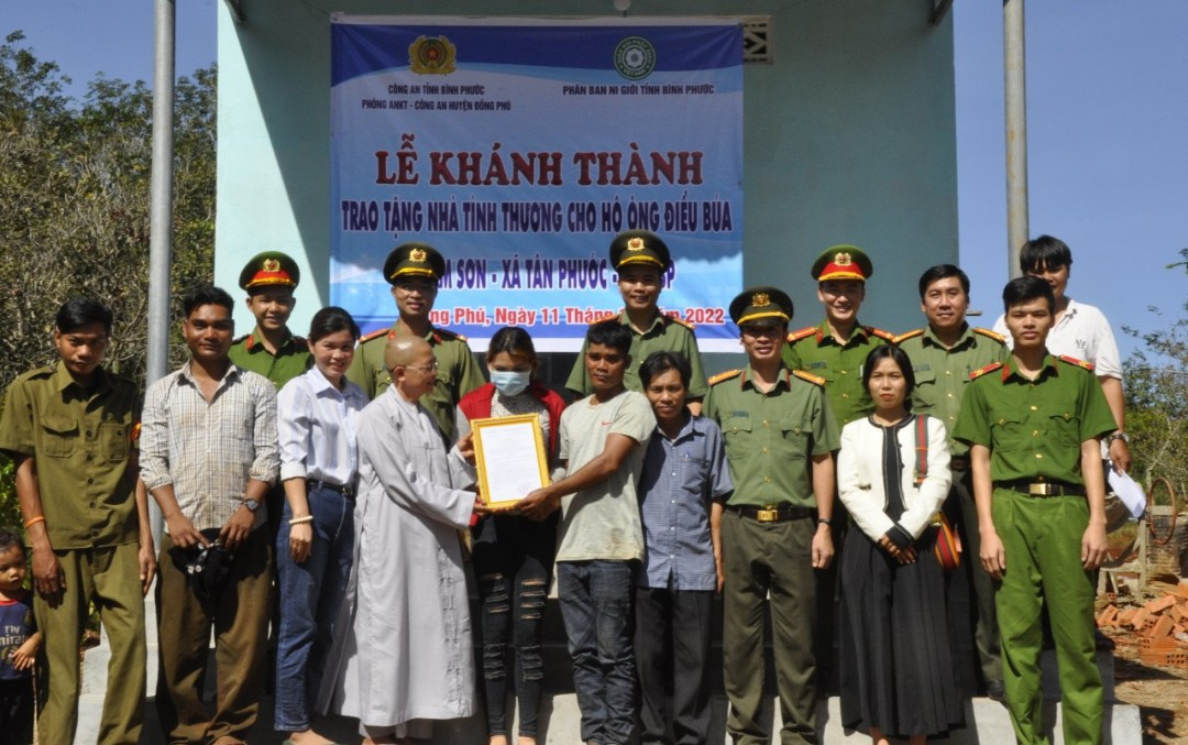 Bình Phước: Chùa Phổ Minh trao tặng nhà tình thương và 100 phần quà cho người dân khó khăn