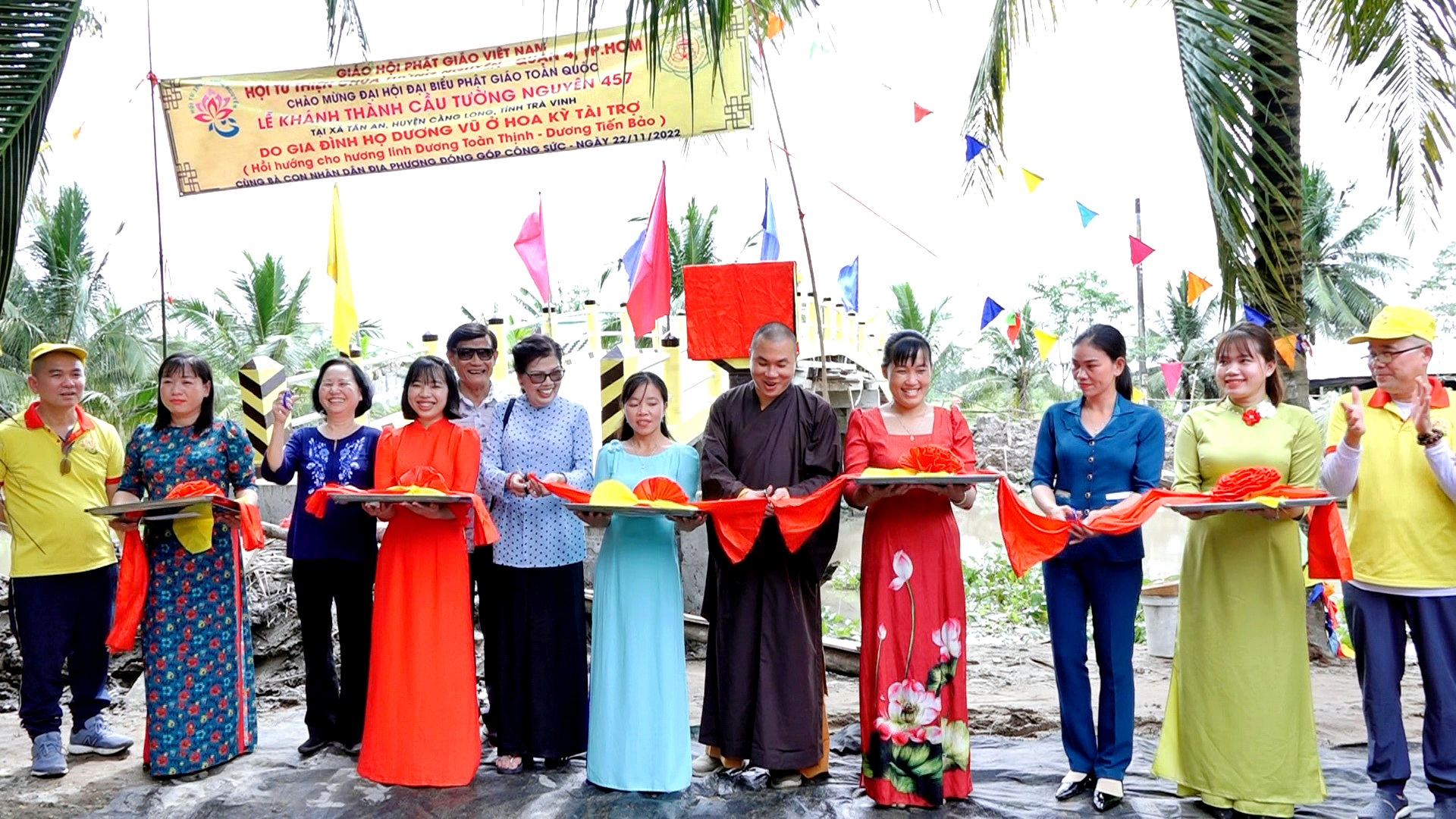 TP.HCM: Hội từ thiện chùa Tường Nguyên (Q.4) khánh thành 2 cầu giao thông nông thôn, 2 căn nhà và tặng quà đến bà con nghèo
