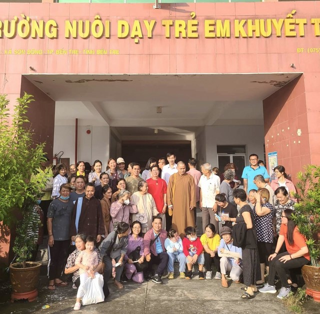 BR-VT: Chùa Liên Trì trao quà từ thiện tại hai tỉnh Bến Tre và Trà Vinh