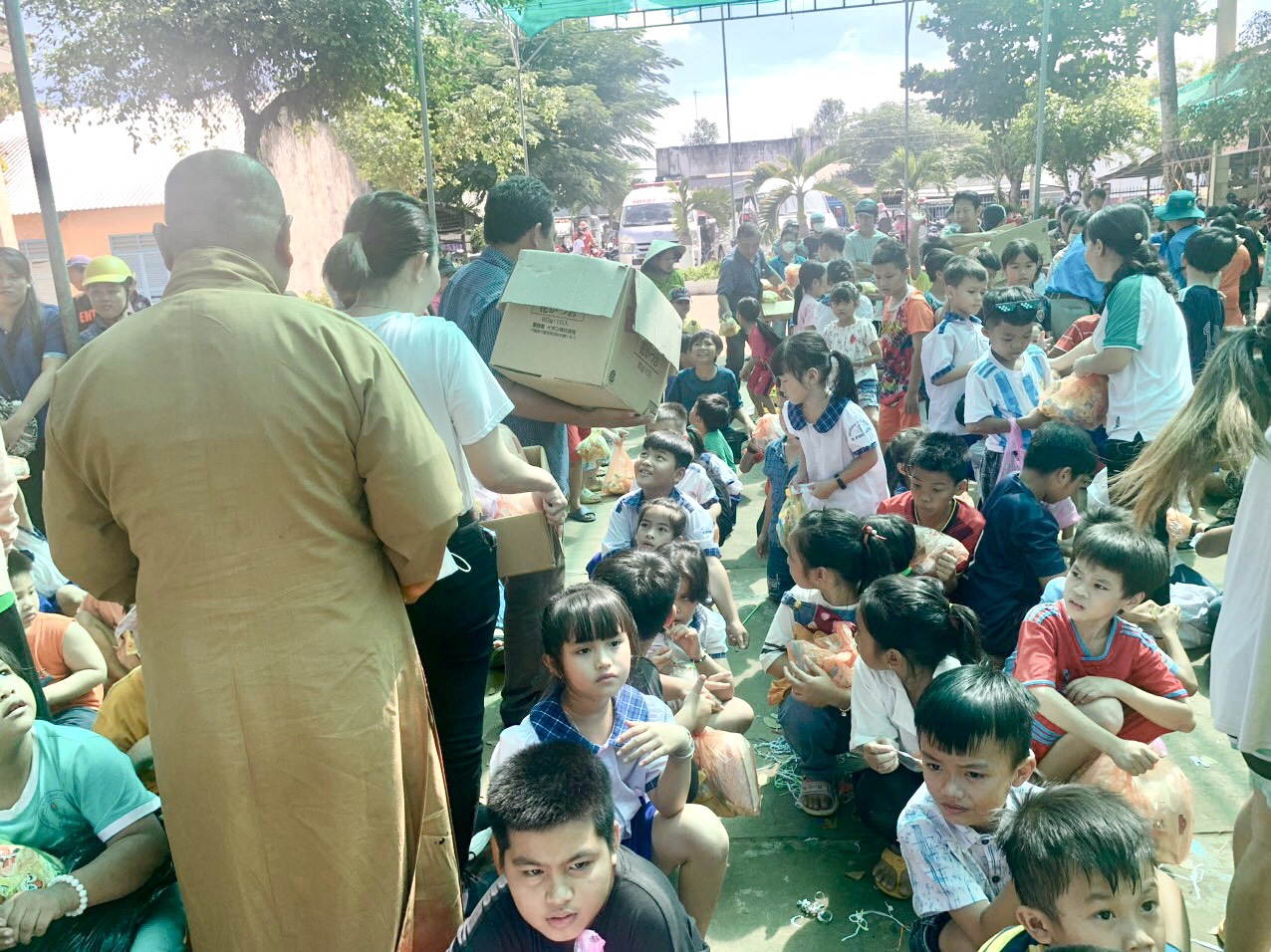 An Giang: Ban TTXH Phật giáo huyện Bình Chánh (TP.HCM) trao học bổng và phát quà cho học sinh nghèo hiếu học tại huyện An Phú