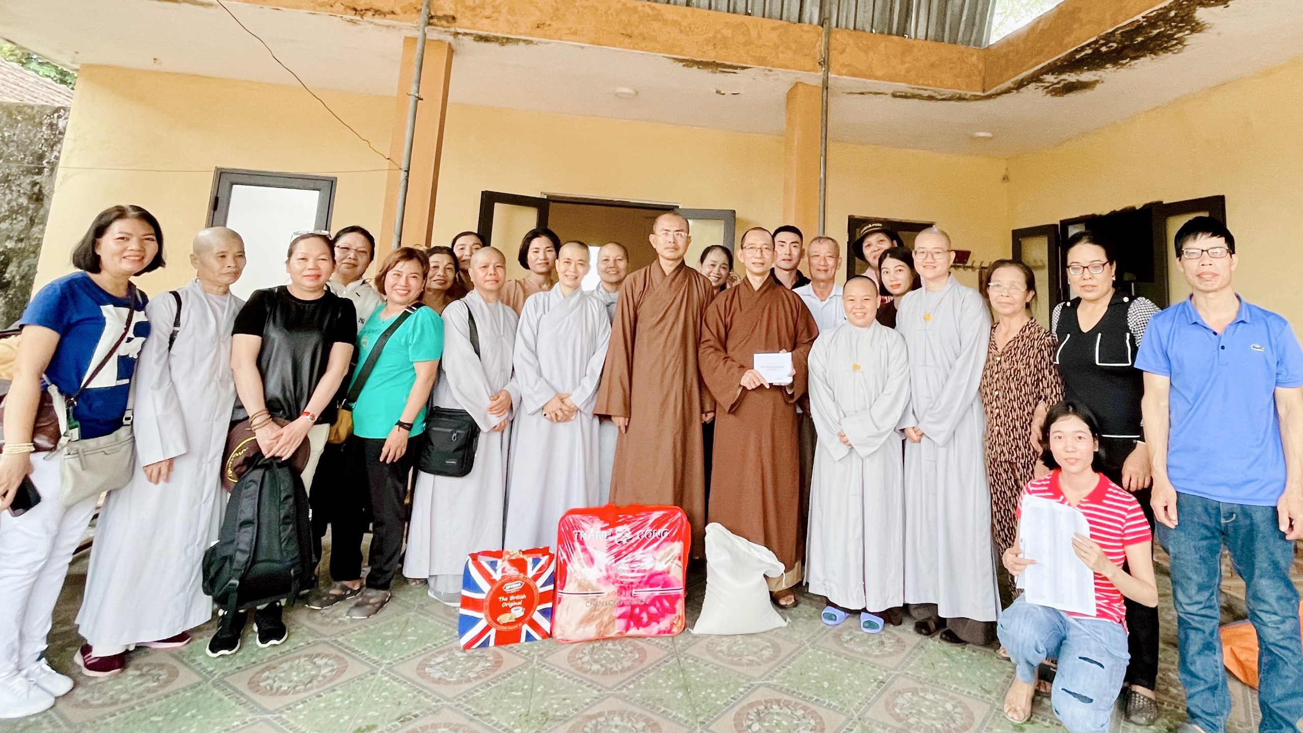 Ban Từ thiện Xã hội Phật giáo Thị xã Phú Mỹ (BR-VT) thăm và tặng quà cho đồng bào tỉnh Nghệ An