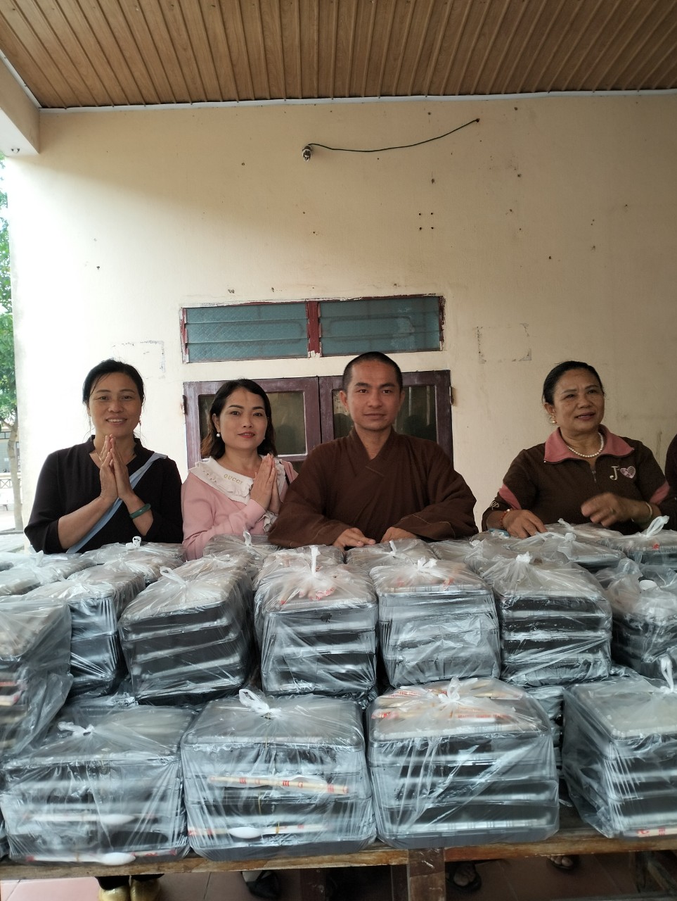 Nghệ An: 300 trăm suất cơm chay yêu thương giúp đỡ bệnh nhân nghèo tại Bệnh viện Đa Khoa huyện Quỳnh Lưu