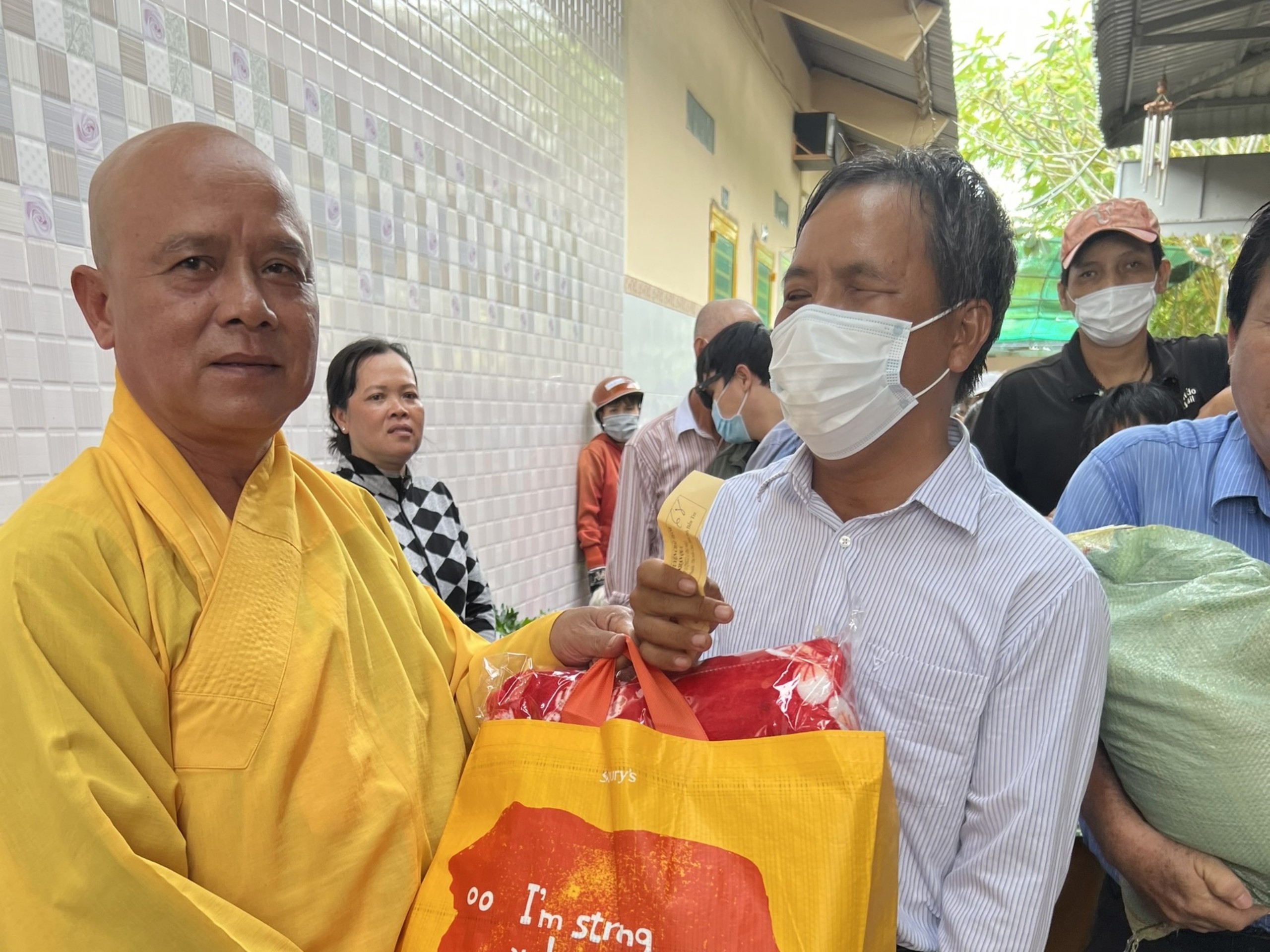 Bến Tre: Thượng tọa Thích Thanh Mẫn và đoàn Phật tử TP HCM phát 110 phần quà cho hội người mù huyện Châu Thành