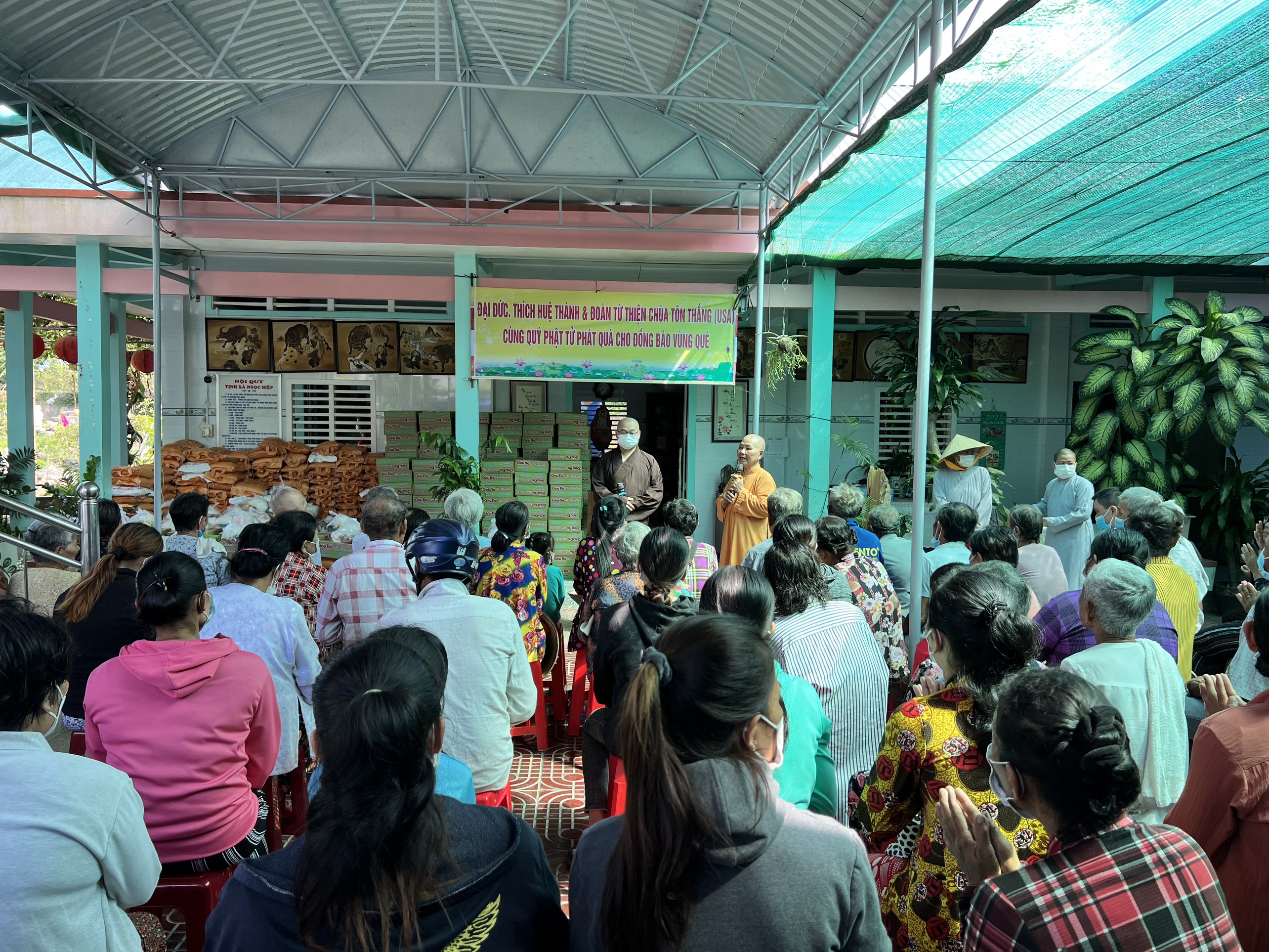 Trà Vinh: Đoàn Từ Thiện Chùa Tôn Thắng (Hoa Kỳ) Và Chùa Từ Khánh (Quận 4 - Tp.HCM) Trao Tặng Quà Cho Bà Con Có Hoàn Cảnh Khó Khăn.