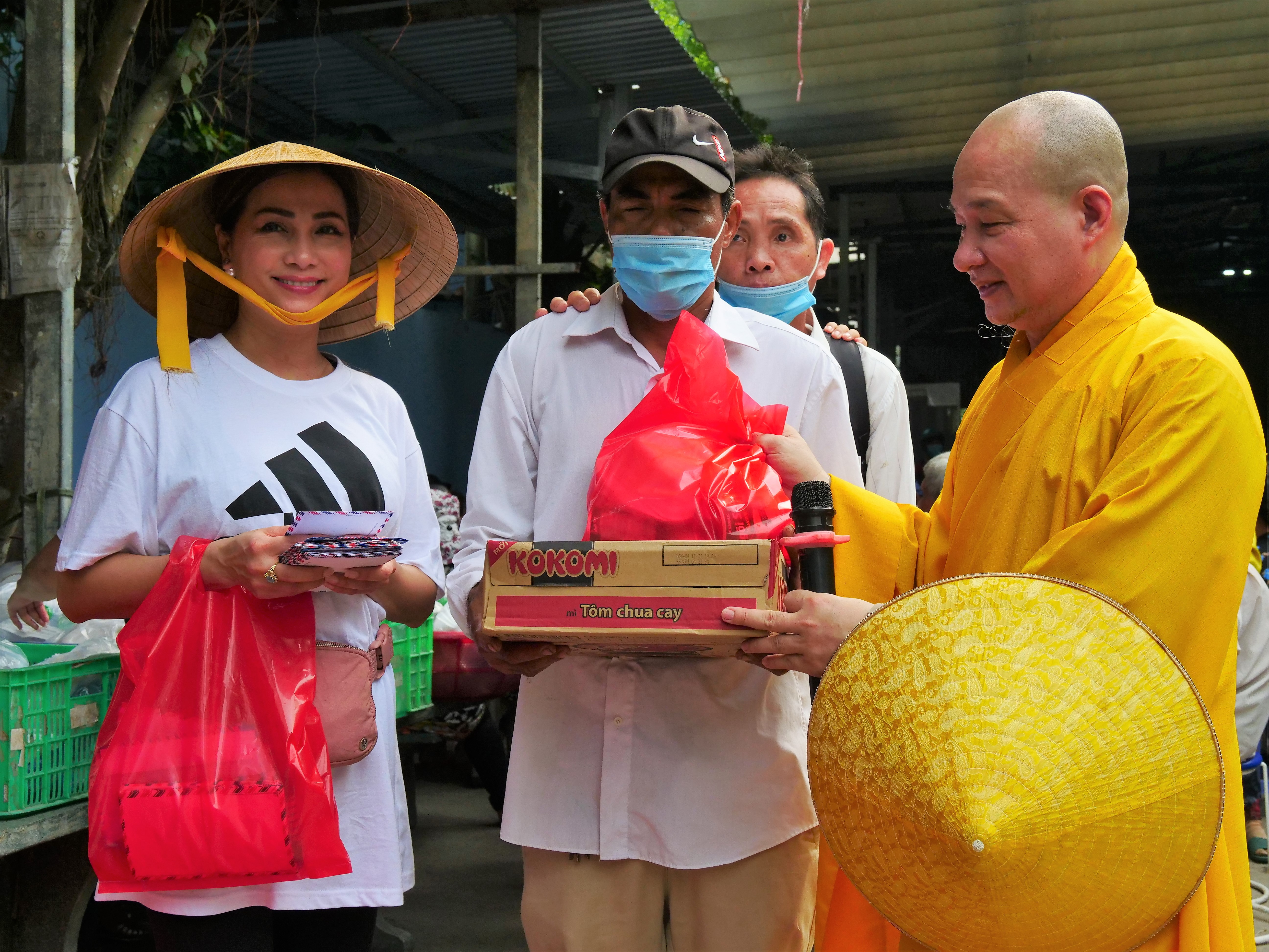 TP.HCM: Chùa Pháp Tạng trao tặng quà cho Hội Người Mù tại các quận huyện trong thành phố Hồ Chí Minh và các huyện lân cận tỉnh Long An