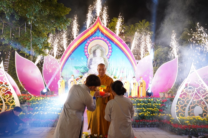 Hưng Yên: Lung linh Đêm hội hoa đăng kính mừng Khánh đản Đức Phật A Di Đà tại chùa Thái Lạc