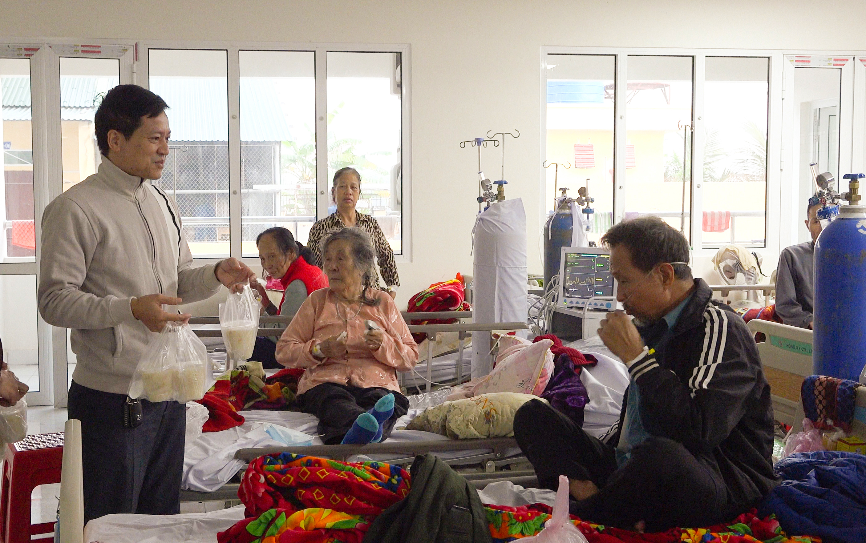 Thái Bình: Ấm áp tình người từ những suất ăn cho bệnh nhân nghèo 