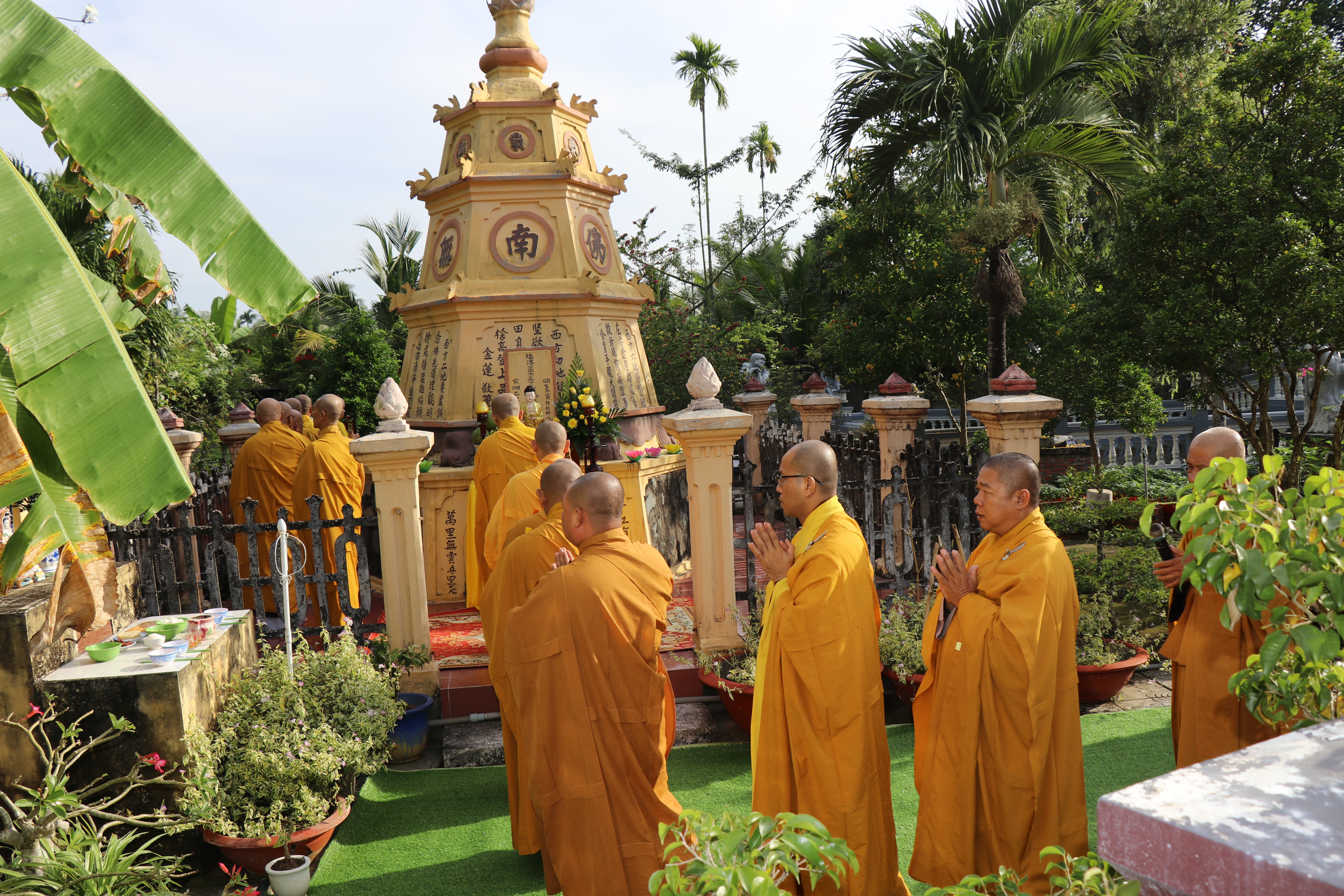 Bến Tre: Lễ nhiễu tháp chư vị Hòa thượng Tổ sư cập tưởng niệm lần thứ 12 cố Hòa thượng Thích Bổn Long viên tịch - chùa Liên Trì