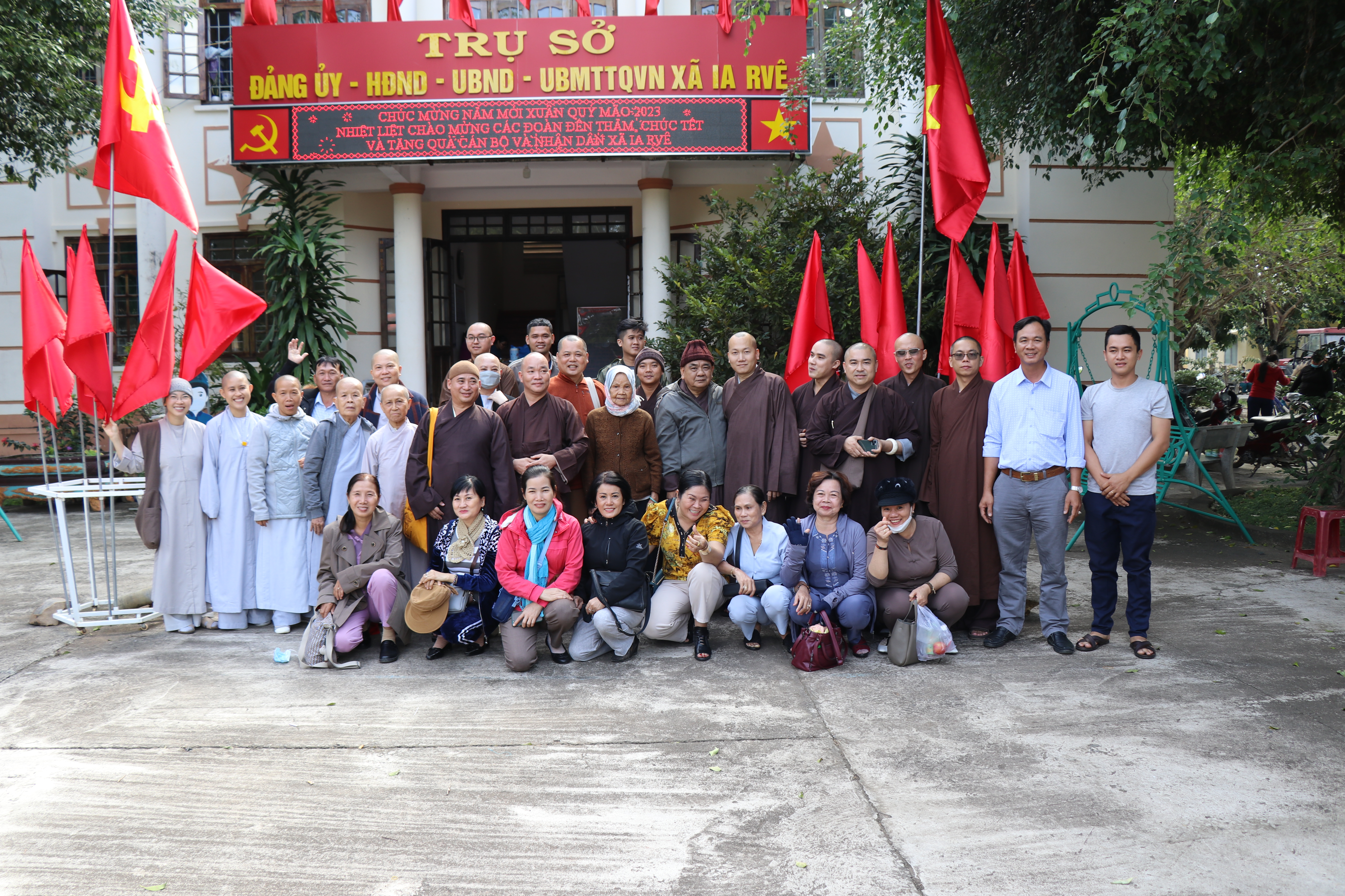 Bến Tre: Ban Trị sự Phật giáo tỉnh Bến Tre Trao tặng 400 phần quà cho đồng bào tỉnh Đắk Lắk