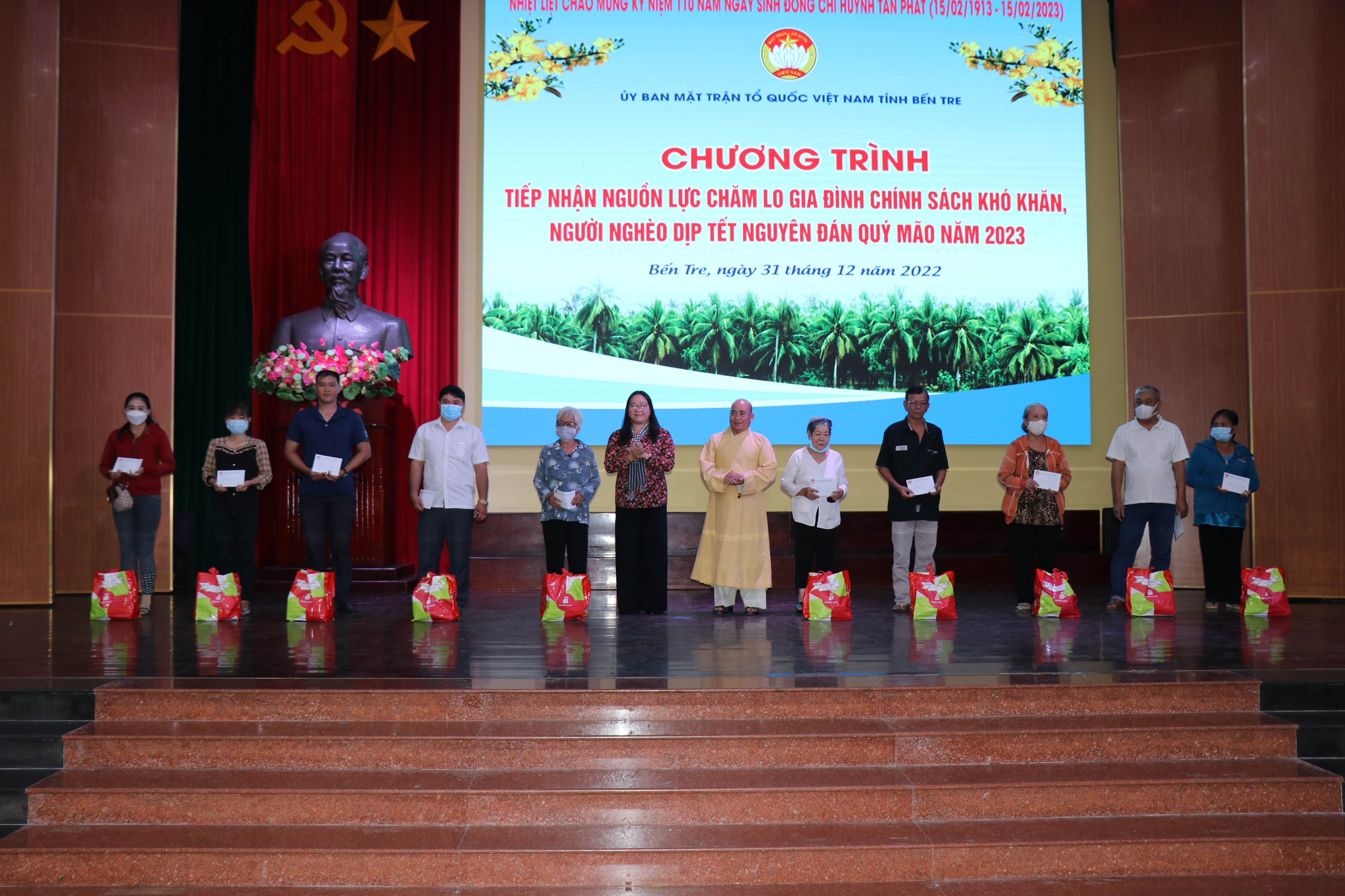 Bến Tre: Chương trình tiếp nhận nguồn lực tặng quà gia đình chính sách khó khăn, người nghèo dịp Tết Nguyên đán Quý Mão năm 2023 của Ủy ban MTTQVN tỉnh Bến Tre tổ chức