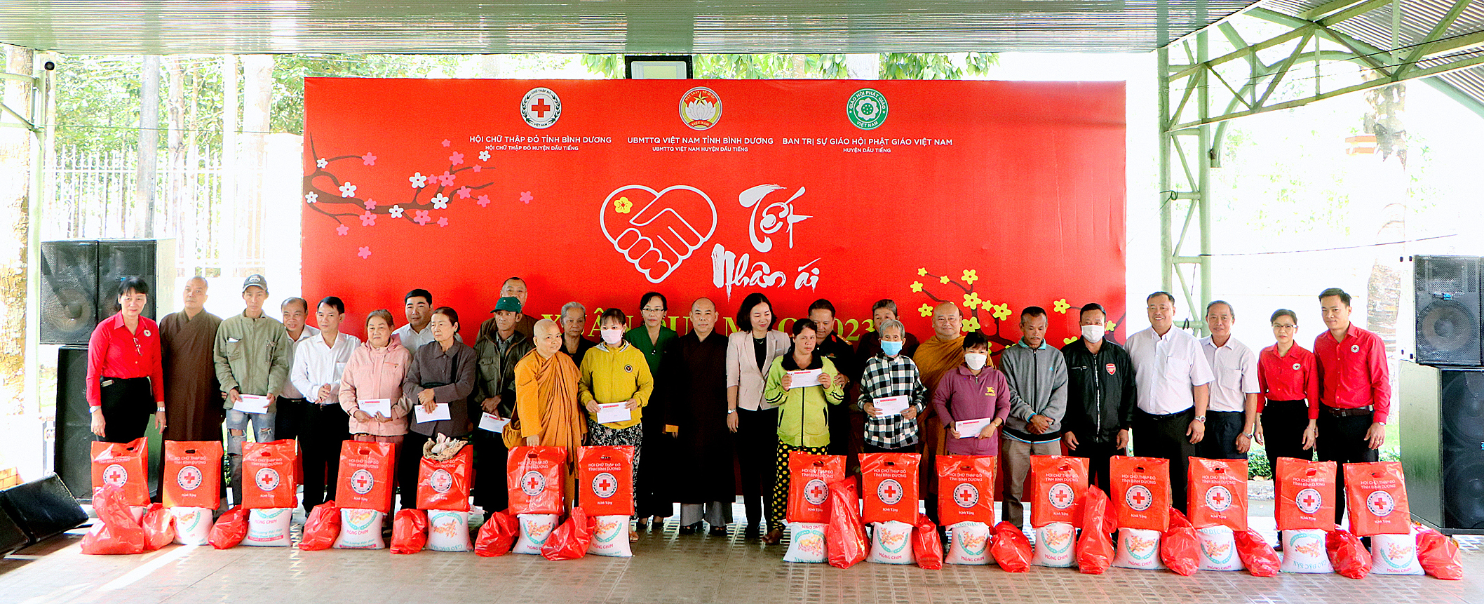Bình Dương: Phật giáo huyện Dầu Tiếng tặng quà Tết cho người nghèo nhân dịp Tết cổ truyền 2023