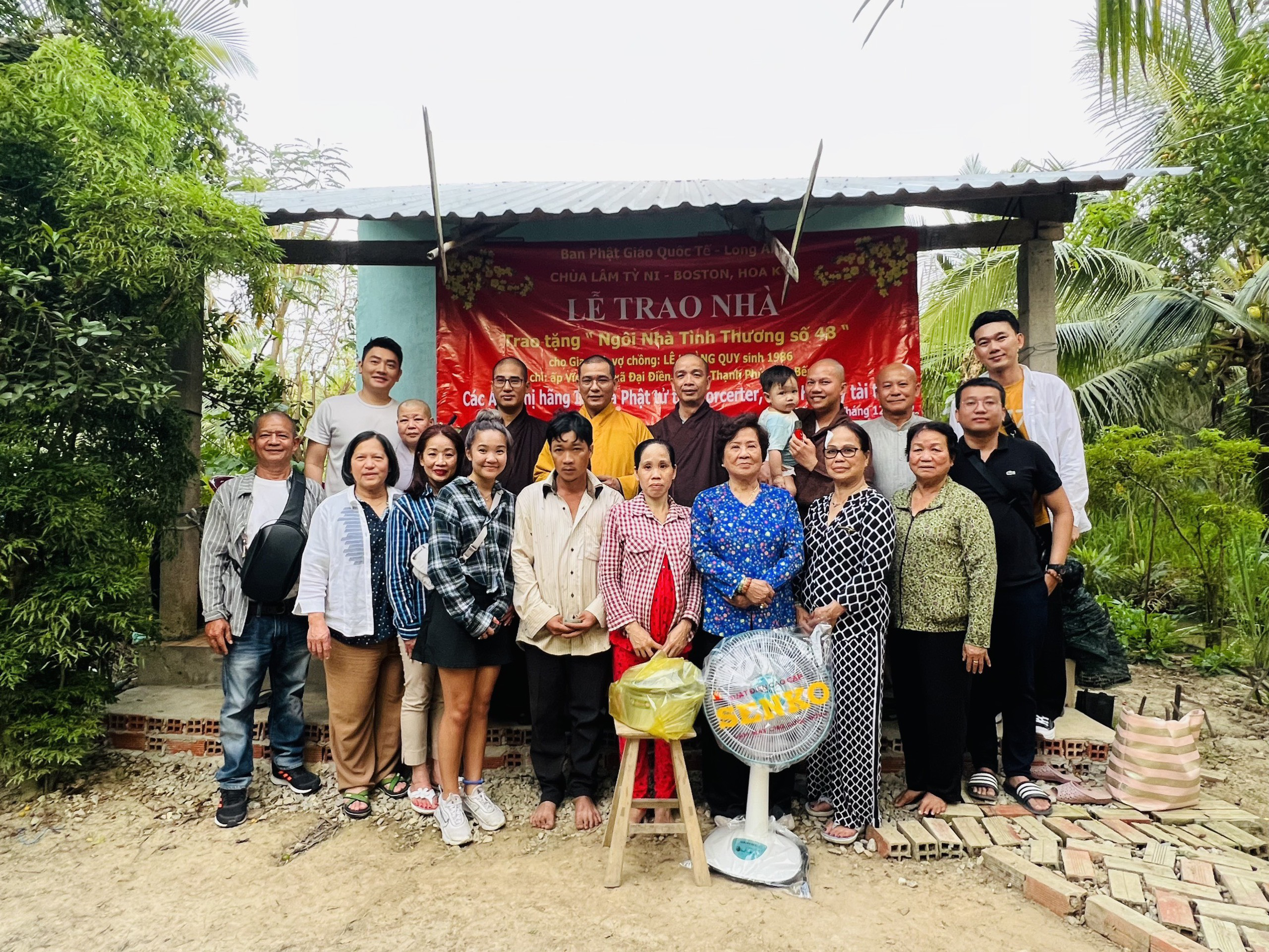 Ban Phật giáo Quốc tế GHPGVN tỉnh Long An và chùa Lâm Tỳ Ni (Hoa Kỳ) tặng hai nhà tình thương tại tỉnh Tiền Giang và Bến Tre