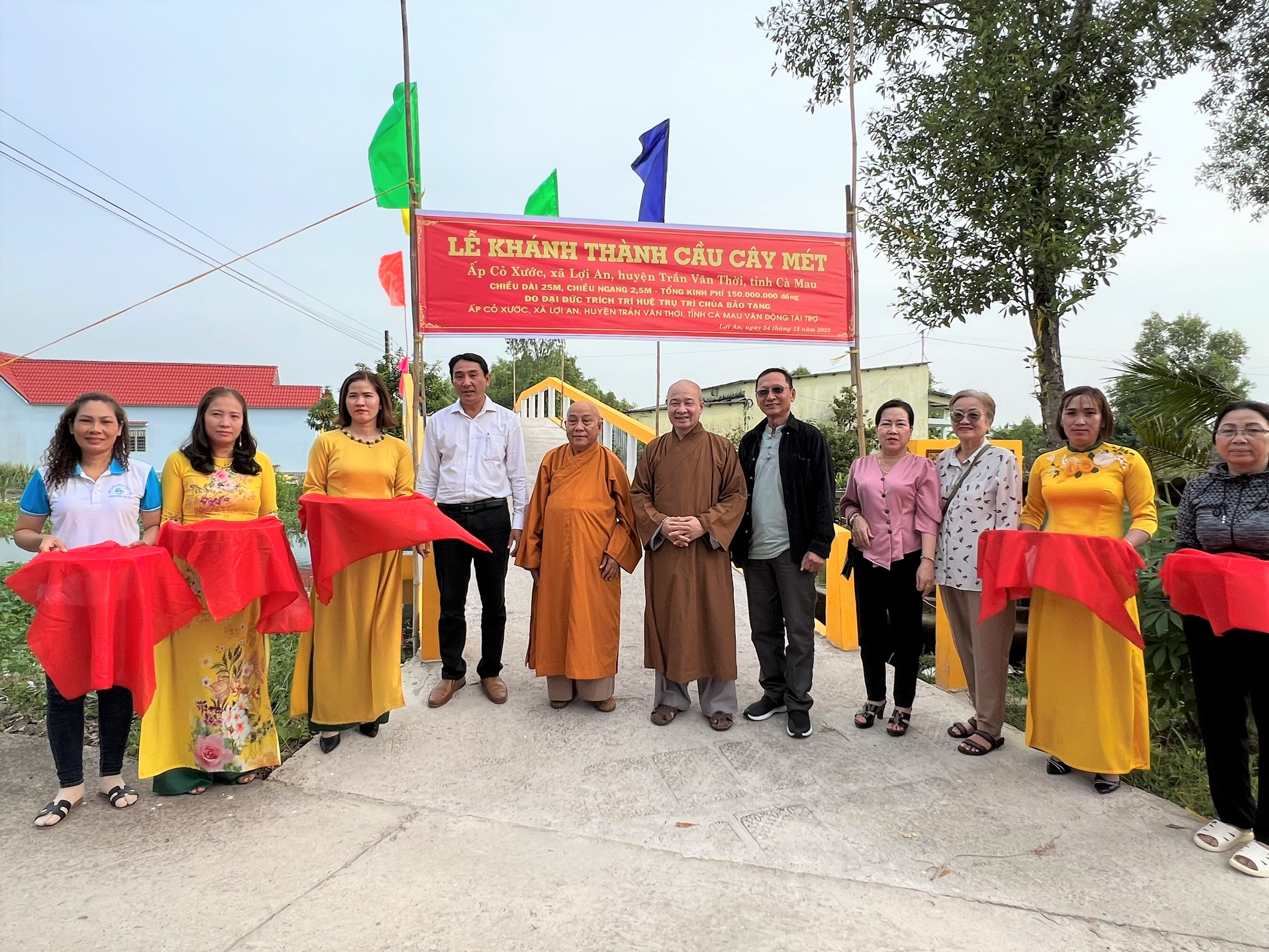 Cà Mau: Chùa Pháp Tạng (TP.HCM) và chùa Bảo Tạng bàn giao cầu giao thông nông thôn tại huyện Trần Văn Thời