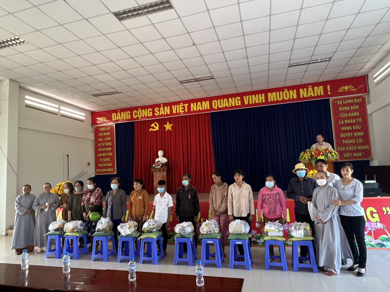 TP.HCM: Chùa Phước Quang tổ chức chuyến thiện nguyện phát quà cho đồng bào vùng quê tại huyện Tân Trụ