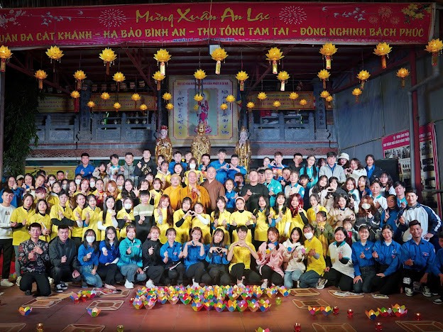 Hà Nội: Đại lễ Hoa đăng Khánh đản Đức Phật A Di Đà tại chùa Nguyễn Xá